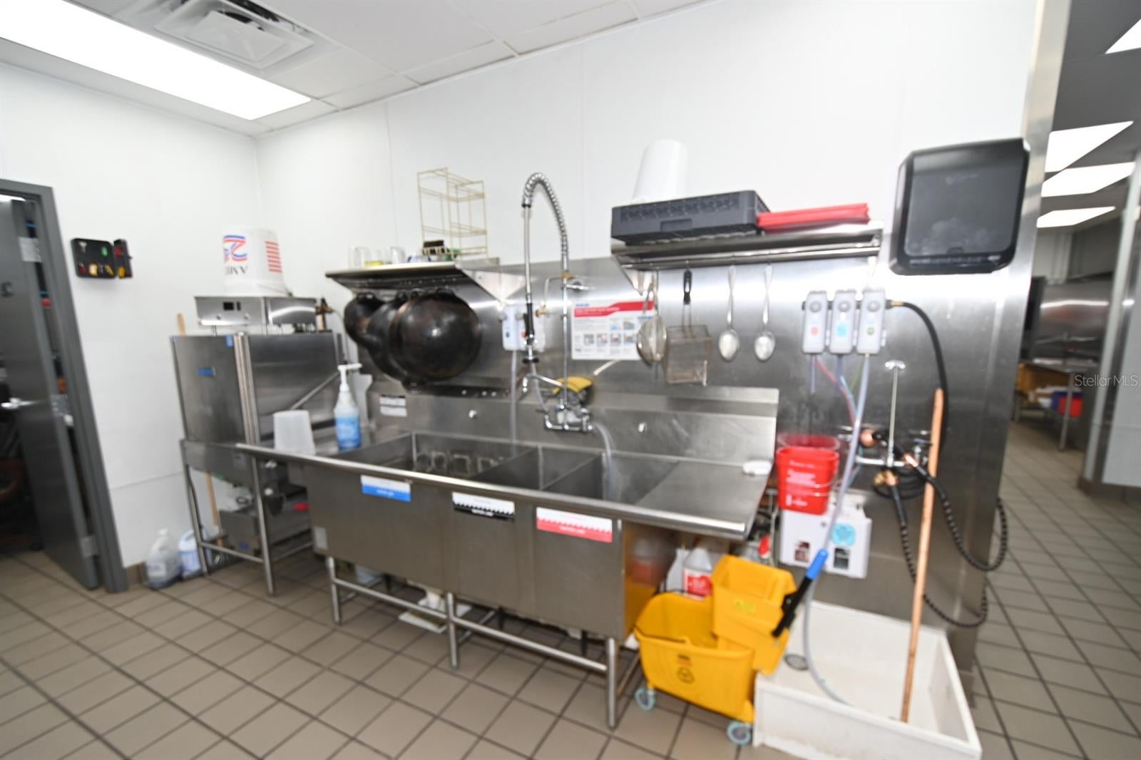 PARKWAY CENTER PH 02 - Commercial Sale