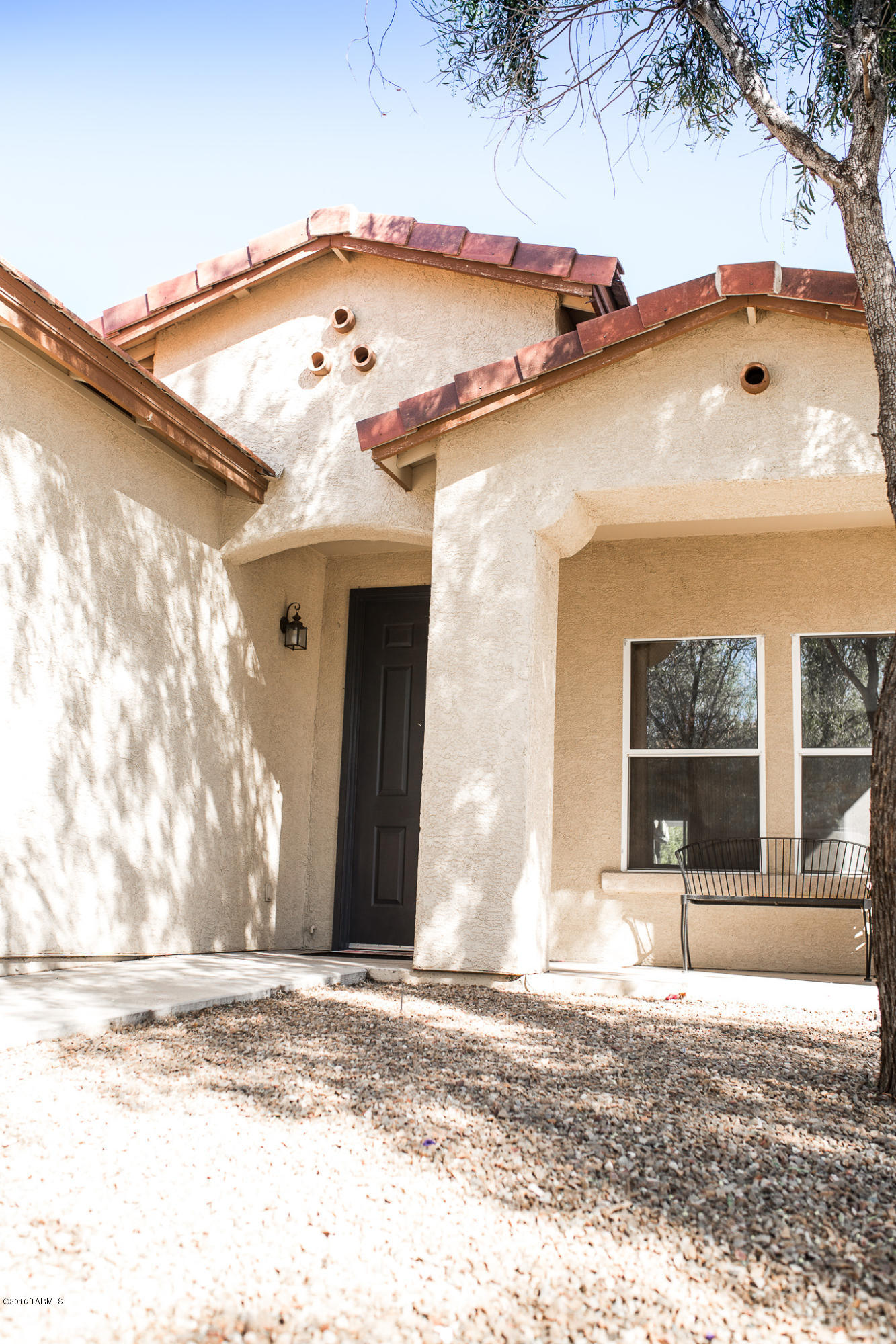 Seller will accept or counter offers between $190,000-$200,000. Imagine a picture perfect interior decorator's house located in a wonderful small enclave of homes near golf and shopping! This 3br/2ba features a split bedroom floor plan for nice privacy and comfort.  Beautiful mahogany laminate wood floors and berber carpet through out, high ceilings and fans in all rooms. Master bath has garden tub and double sinks with warm espresso cabinets.  The kitchen features stainless steel appliances, a kitchen island with breakfast bar seating, and stylish backsplash. Recently redesigned stunningly landscaped back yard is perfect for entertaining, with firepit, artificial grass, lemon/clementine trees, and custom built redwood planter beds with established vegetable & herb garden.