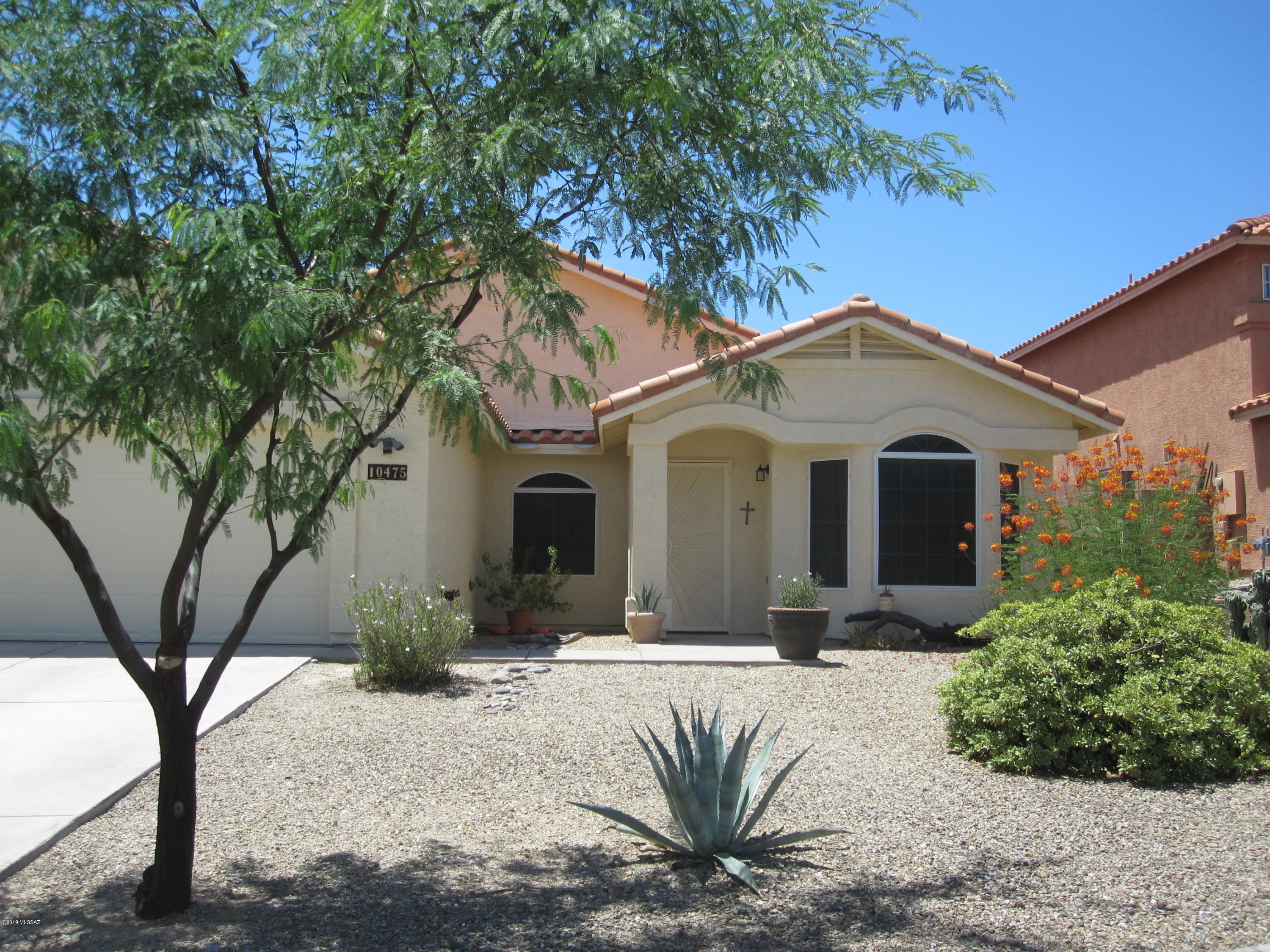 Terrific Oro Valley location,vaulted ceilings and a very livable floor plan highlight this home.  Located on a cul-de-sac and backing to open space there are fantastic sunset views from the long covered patio.  The kitchen/family room area offers plenty of space to gather.  The large den is perfect for a home office or could be converted to a bedroom.  Just painted exterior, new carpet in the bedrooms and the AC and furnace were new in in 2015.  Close to shopping and  within walking distance on the walking path to Riverfront Park.  There is a gas hook up behind the stove for those who prefer gas cooking. No poly pipes.