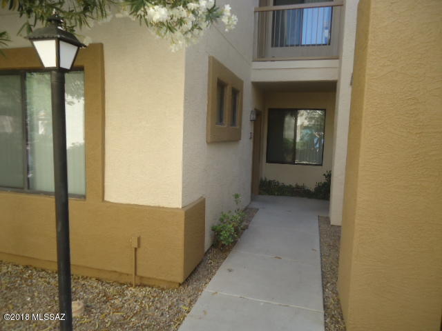 Fantastic location. Just walk out the front door and you are steps away from the river walk gate.Lower level unit with a shady covered patio. Granite tops and lots of storage in the kitchen. Great gated community with Fitness Center, Club House, BBQ Ramada's, Heated Pools &
Spas adjacent to Rillito River Walk. Short walk to the St Philips, Tucson Mall, Farmers Market. Close to restaurants, shopping and just about everything else you may need.