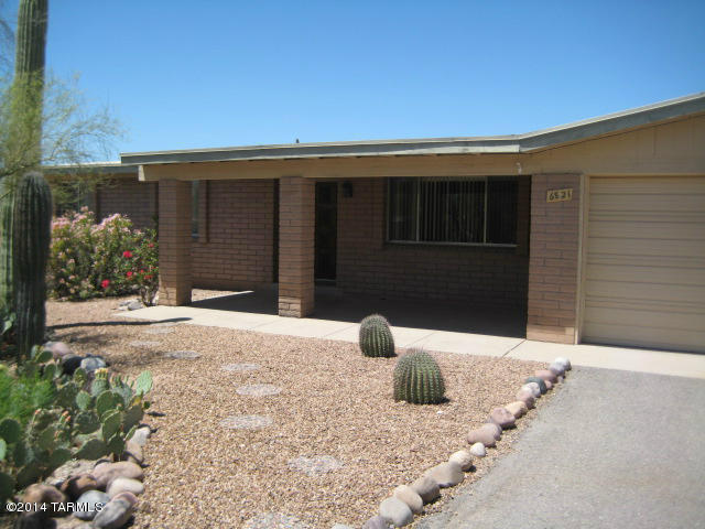Spacious floorplan in this Foothills Clusters home! Located minutes to La Encantada this 4/2 has beautiful views and two car garage.