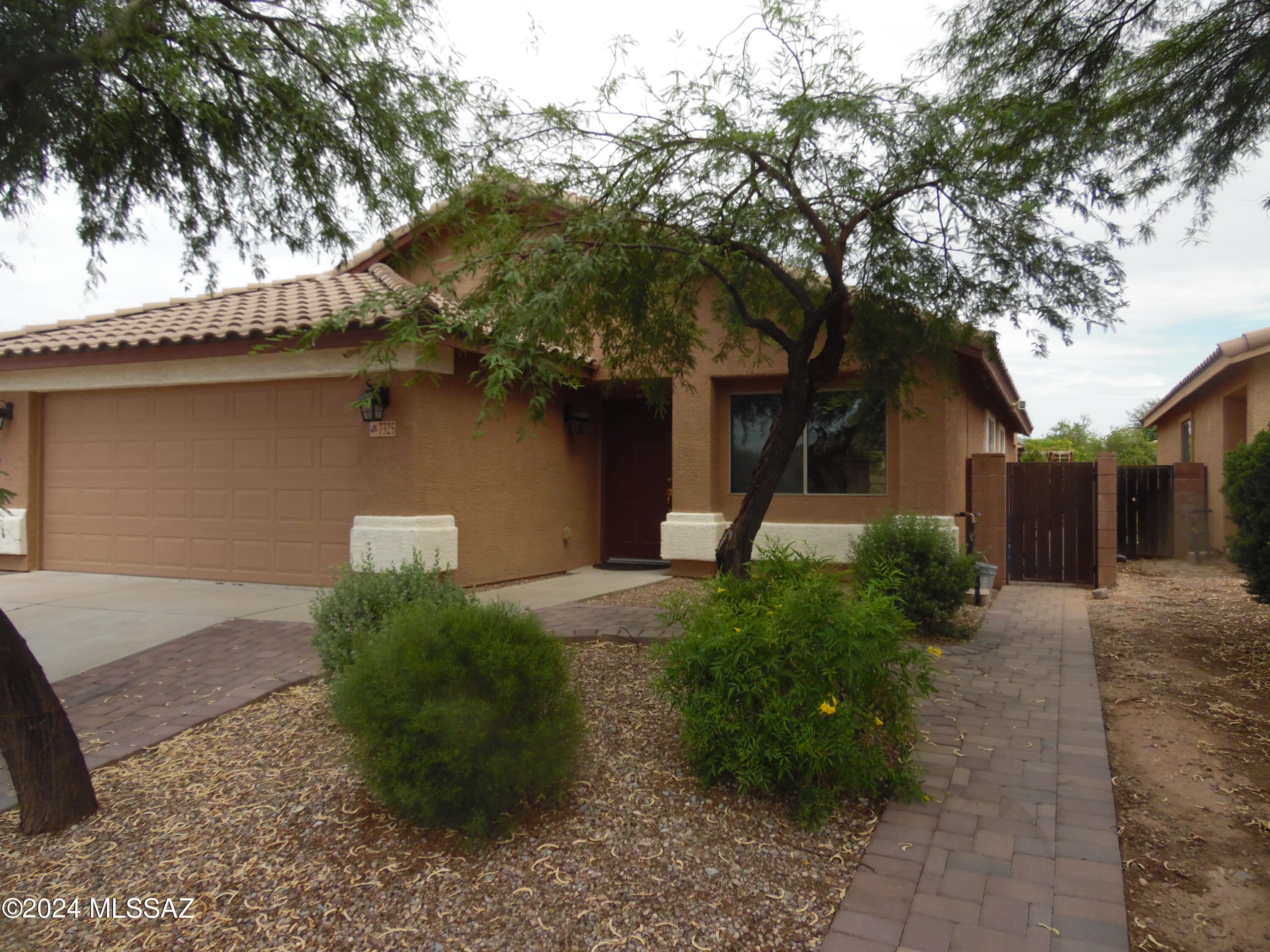 Awesome 4 bedroom 2 bath home in beautiful Sycamore Park.  This home is nicely updated and has a great back yard.  Enjoy sports fields, walking paths, park equipment for kids and basketball courts. Easy access to I-10 and is in the Vail School District. Call Today!