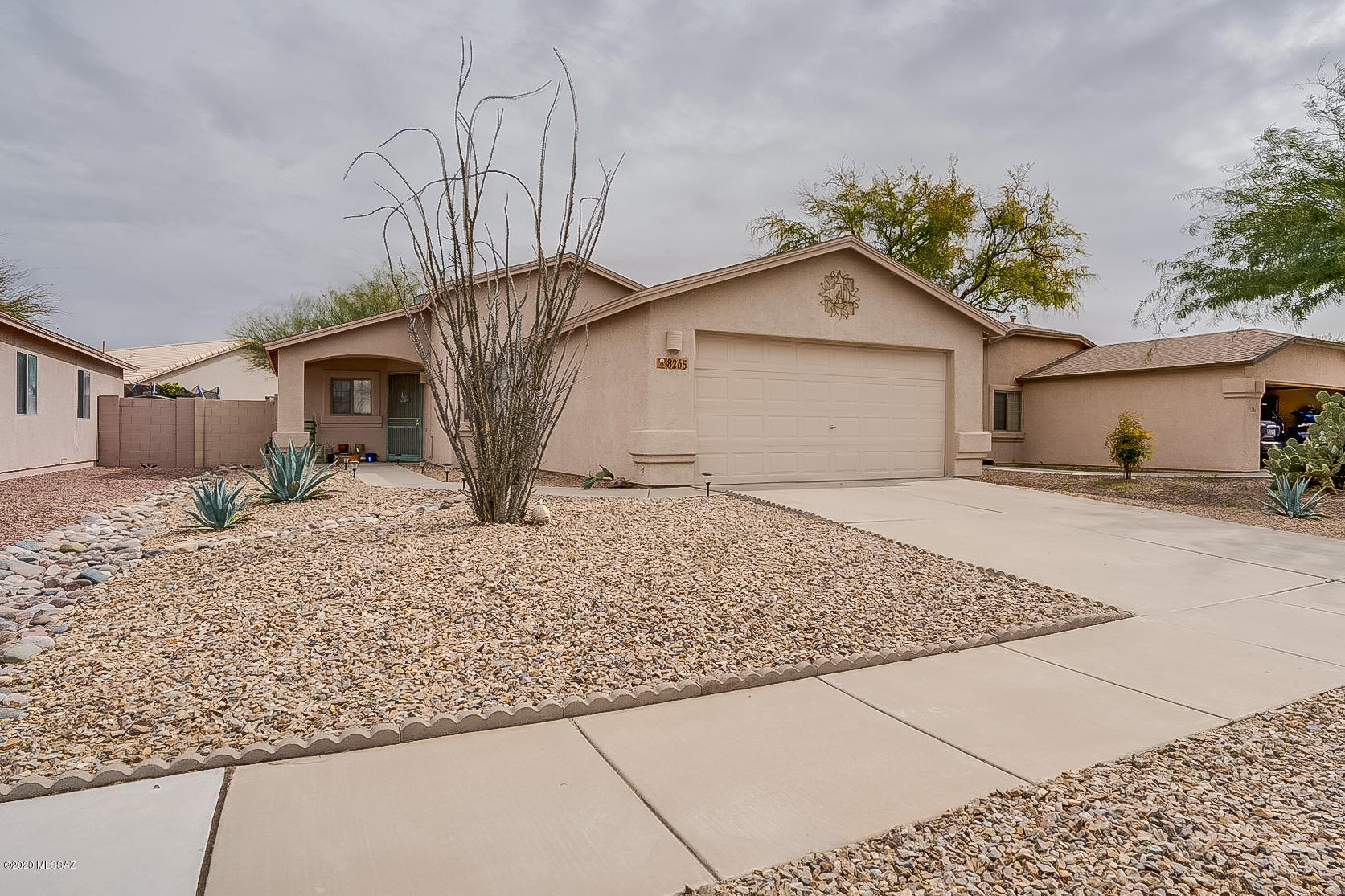 Move in ready home! Super cute 3/2, 1133 sq ft home in Rita Ranch.  Brand new AC installed in 2020, new hot water heater in 2018! Owner has updated kitchen, master bedroom/bath, and finished garage.  Vaulted ceilings, open floor plan, window coverings, ceiling fans, and low care landscaped yard which includes a shed in back.  Great location near everything with shopping, dining, and access to I-10 minutes away. Located in the Award Winning Vail School District.