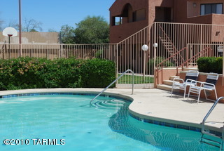 IMMEDIATE MOVE-IN. WELCOME U OF A!!!
Ground floor split bedroom plan. Close to pool, spa,lawn area, sports court, cardio room, clubhouse. GATED COMMUNITY with nearby Cat Tran, Banner Hospital, shopping, restaurants. Unit upgraded w/stainless steel appliances, granite counter tops, window coverings. One covered, one uncovered parking space. PLEASE NO INQUIRIES PRIOR TO 7/1/17.