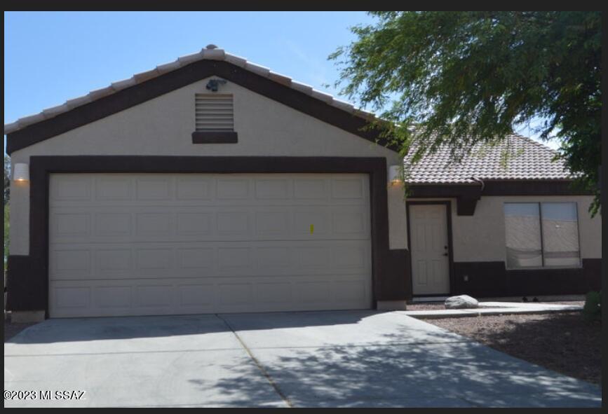 Beauty in RITA RANCH! Sparkling pool ready for the summer heat and family fun! Extra room with closet could easily make this a 4th bedroom/office or den.  Close to shopping, parks and Vail School District.