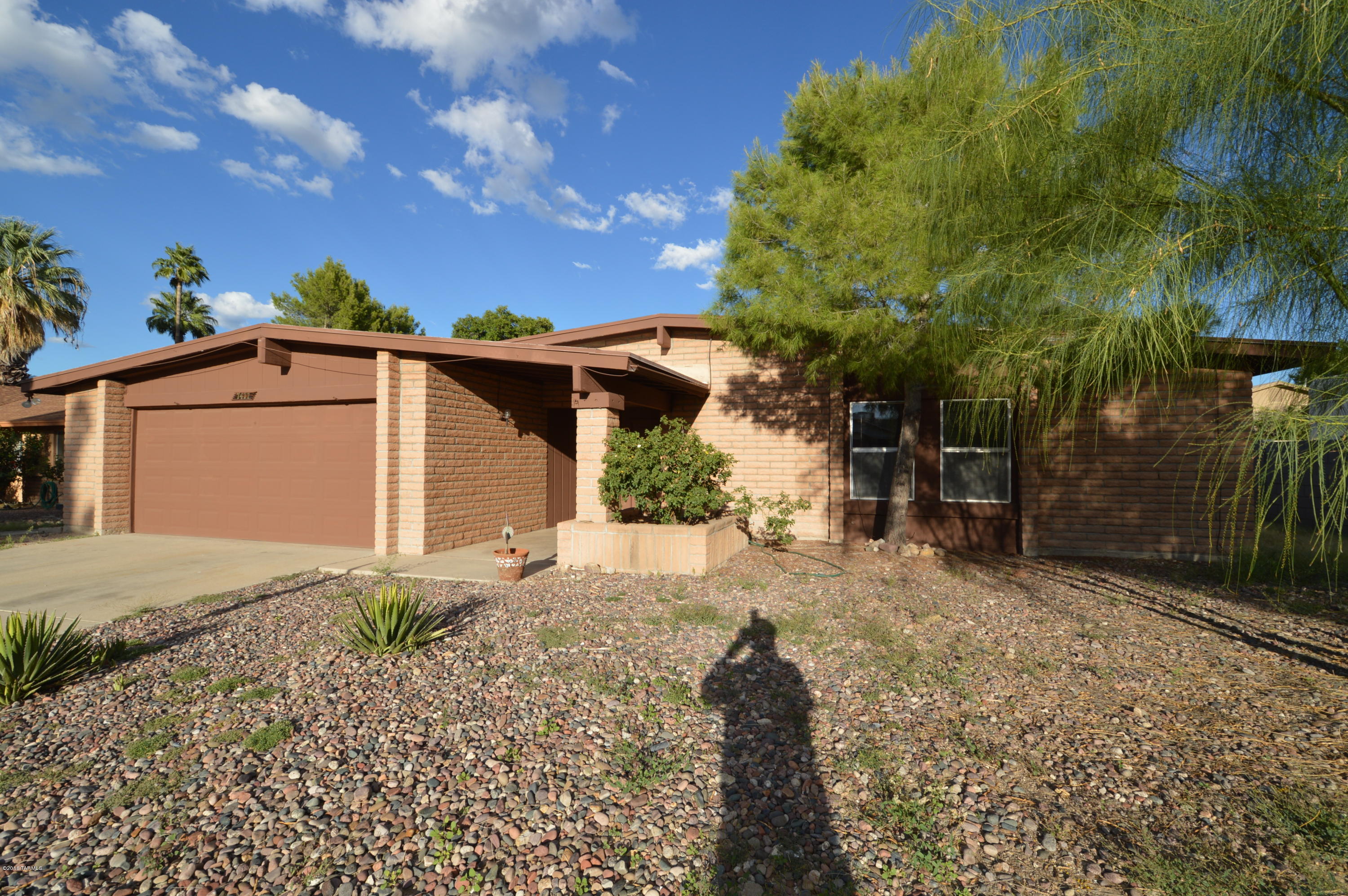 Eastside 4 bedroom, 1-3/4 bath home located in Vista Del Rio neighborhood. This home features A/C cooling, gas heat, and a 2 car garage. There is a fireplace and built in wet bar in the living room. There is a dining room, family room and a breakfast bar. The master bath has a walk-in shower. The master bedroom has dual walk-in closets. Laundry hookups are in a closet in the garage. There is a covered patio in a block walled back yard. Low maintenance landscaping.