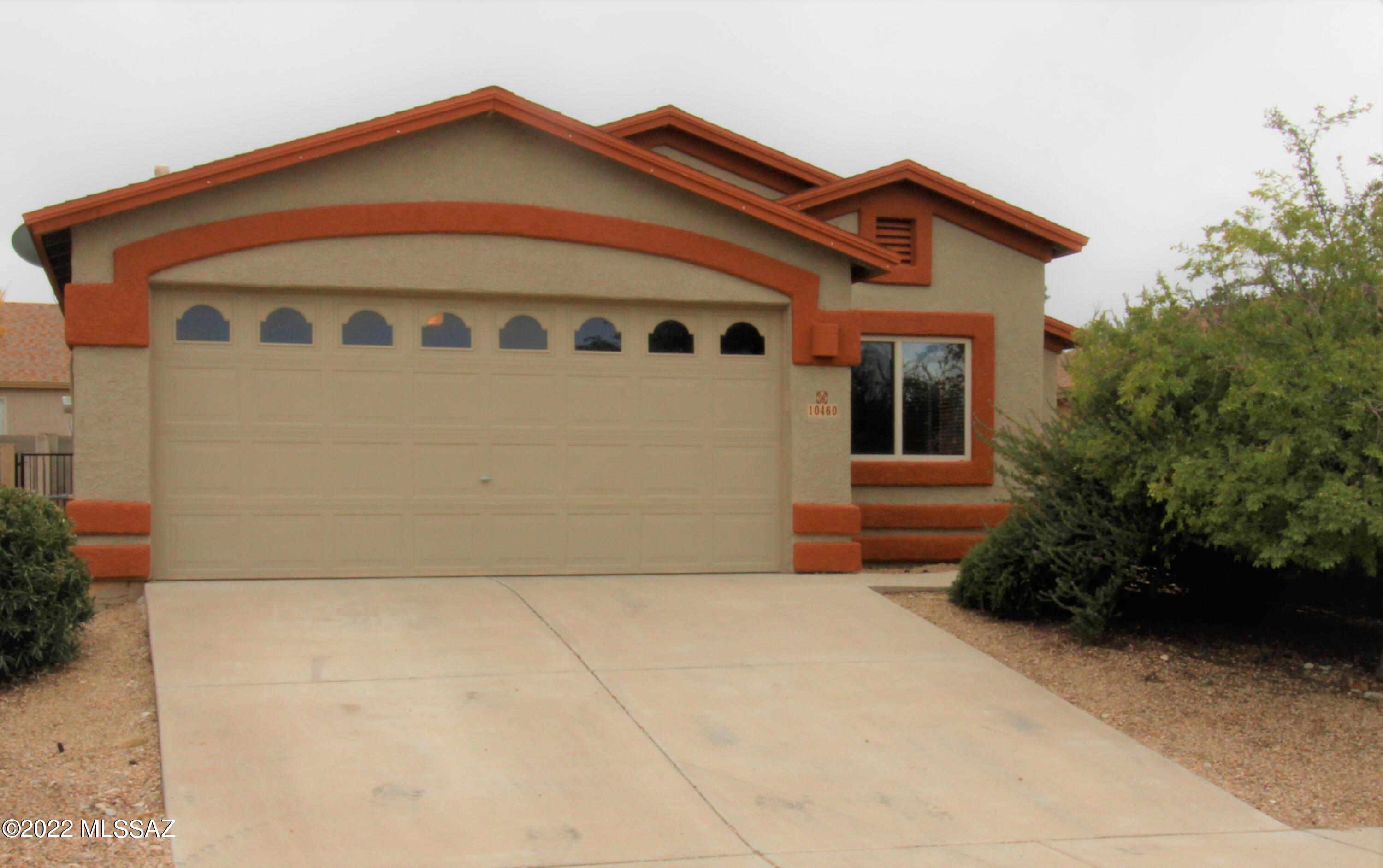 Wonderful home located in Rita Ranch just east of Houghton Rd. Beautiful vaulted ceilings with designer touch everywhere, custom paint. Spacious kitchen with dining area attached Cover patio good size garage