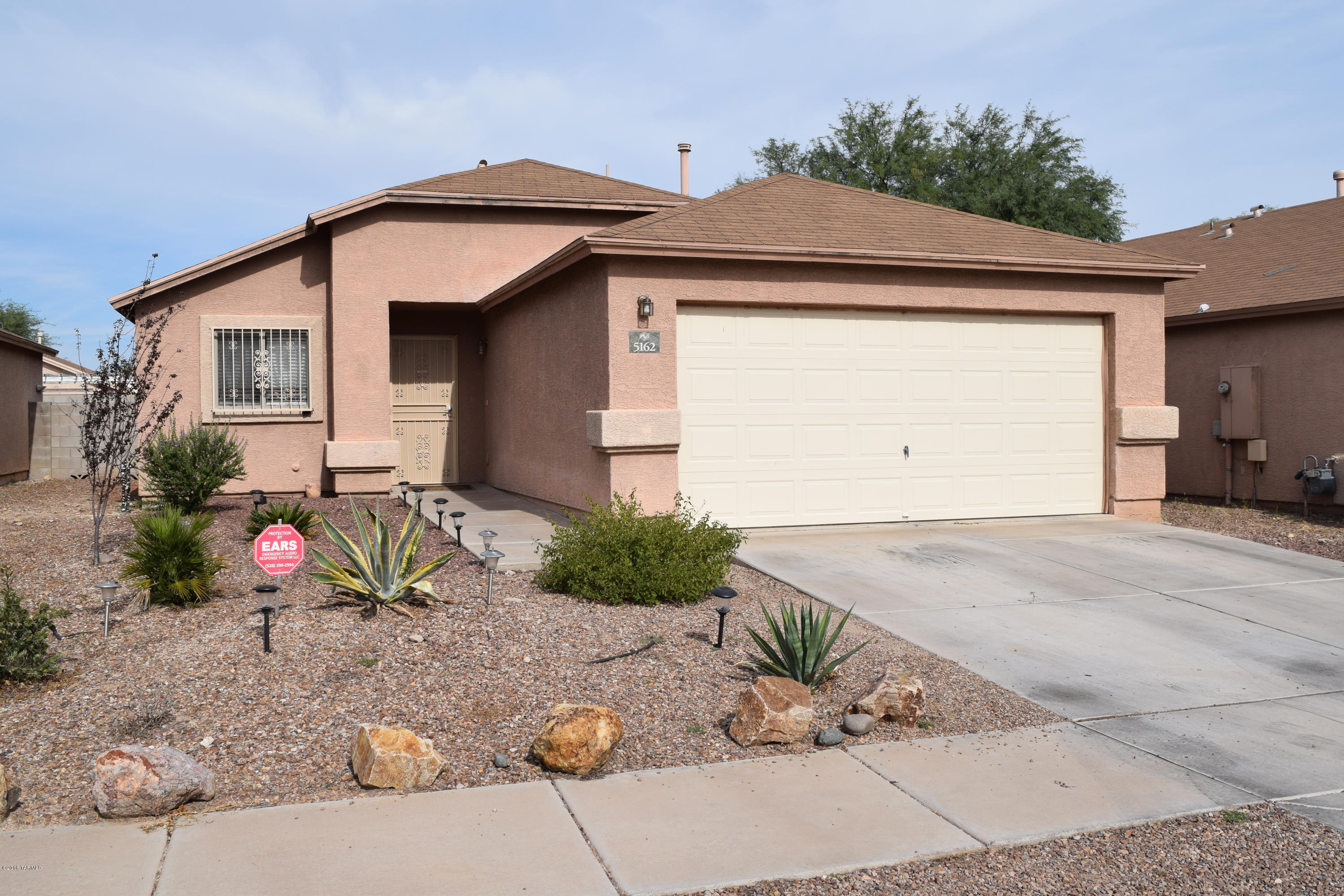 Immaculate move-in ready 3bd/2ba home in Southwest Tucson. Seller has taken excellent care of this home and it shows! This home has custom tile throughout, tiled showers, granite counter tops in kitchen  & bath with custom back splash.Newer appliances, new motor on AC, low maintenance & landscaped front and back yard. Wrought iron for extra security. Home is minutes away from Spectrum shopping center and I-19.
Come fast and take a look before this is gone!
