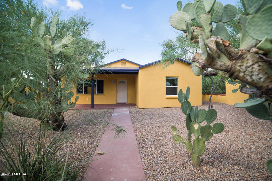 An artsy gem in historic Blenman neighborhood! This recently renovated (2016) 4bed/3bath home draws you in with an open floor plan, over 9-foot ceilings, granite countertops, fresh appliances and a spacious yard featuring a sand volleyball court. A sturdy wall surrounds the property to preserve privacy and a uniquely-crafted gate greets you at the driveway. This vibrant home gives a taste of the Southwest from the outside and exudes classy modern vibes within. If you're seeking an authentically Tucson home without the pains which come with historic structures, come check out this dazzling property!
