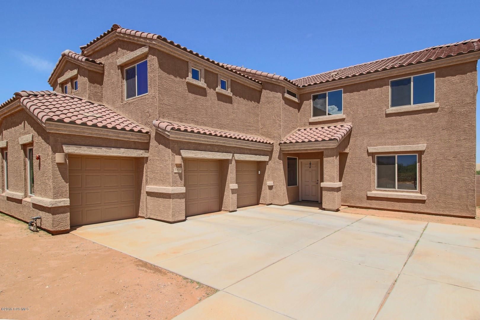 LIKE NEW home in exclusive subdivision of Sahuarita Highlands!! 5 Bedrooms+3BA+Loft 3461 SQ Ft situated on 1.38 acre overlooking spectacular mountain views! The kitchen will delight the cook....with double stainless steel oven, spacious center island for extra prep or entertaining. Granite counter tops with all stainless steel appliances. Tile in all the wet areas and carpet in bedrooms. Large laundry room adjacent to kitchen, spacious 3 car garage. Upstairs you'll find a super loft, spacious 3 bedrooms and master suite. Master suite has a balcony with VIEWS that will take your breath away!! Don't miss this great opportunity to own this home today!!
