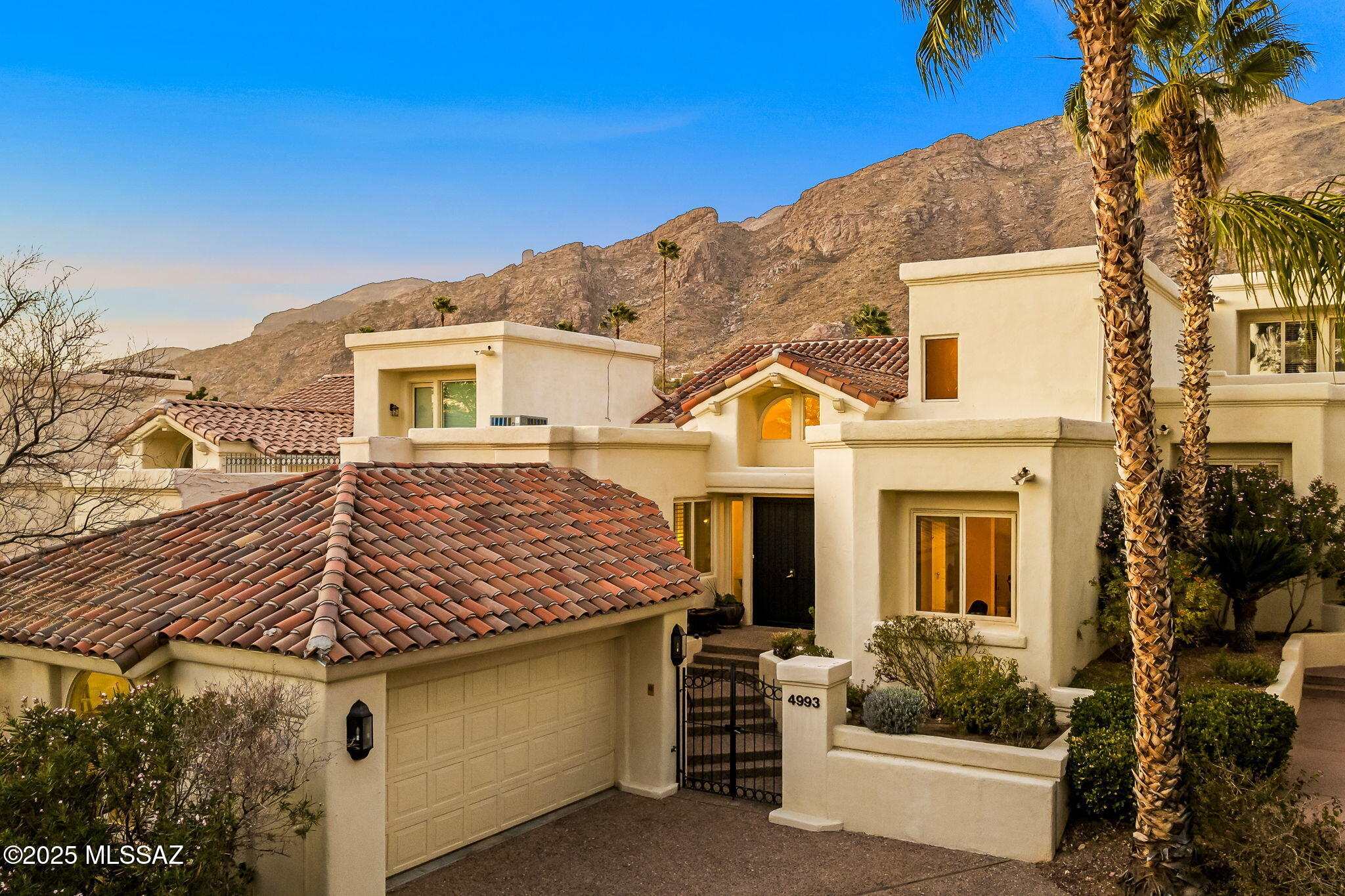 The magnificent mountain & golf course views from this stunning luxury townhome will make your heart leap!  Spacious and gracious 3 bedroom, 3 bath with soaring 20' ceilings, dramatic spaces and an abundance of natural light.  Fabulous patio with both covered and uncovered areas is a delightful place to relax, or entertain while taking in the views, scenery and bird song.

El Diamante, within the gates of Skyline Country Club, is a very special place; the lush tree-lined street is peaceful, elegant and exclusive. Limited Club Amenities are included in HOA dues. (See documents tab for club info and floor plan).