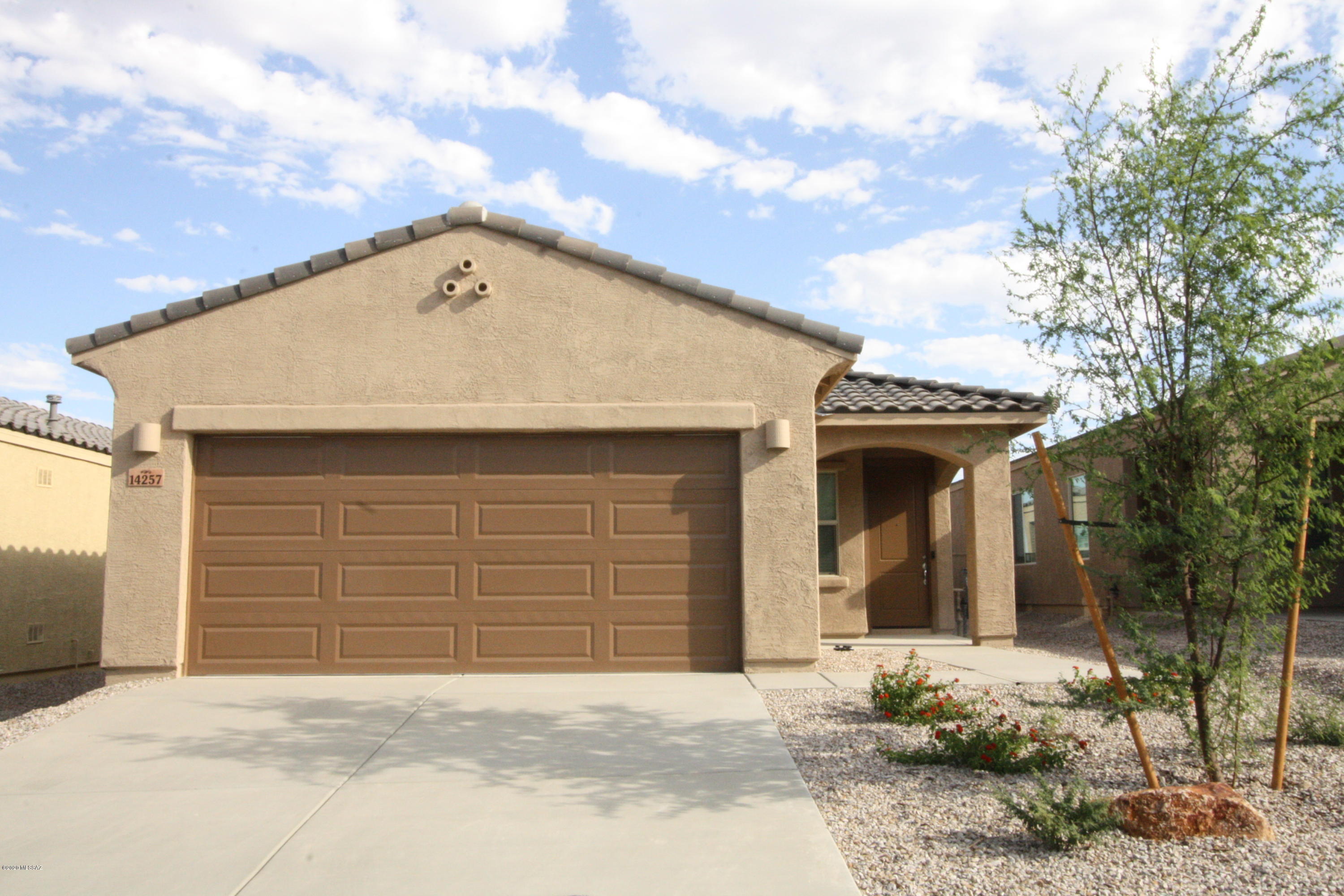 Brand New 3bdr/2ba Meritage Home in Vails Rancho Del Lago!
Fabulous kitchen w/stainless steel appliances, gas stove, pantry and island!
Spacious Master Bedroom feature ensuite w/dual vanity and walk-in shower.
Split bedroom floorplan, ceiling fans in bedrooms and living room.
Backyard offers covered patio and mountain views! TENANT OCCUPIED THRU 05/31/2023