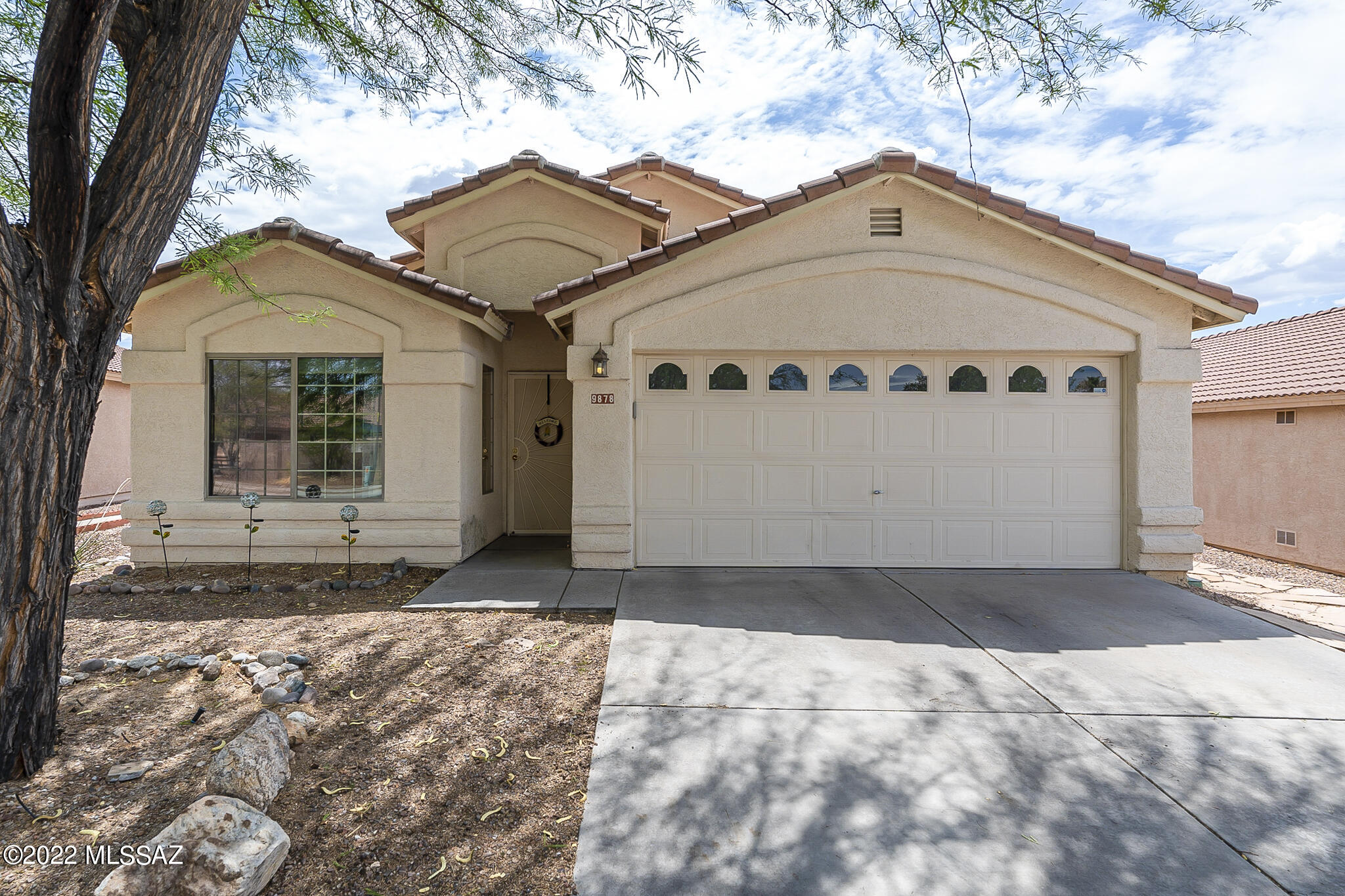**Cash Only, Great Investor Opportunity**Beautiful 3BR/2BA home located in great neighborhood, Shadow Creek! Quiet neighborhood, great for children. Tile throughout, vaulted ceilings, ceiling fans, dinning room that opens into kitchen and great room., large Master Closet, double vanity in Master bath with soaking tub. Amazing backyard with mature trees, covered patio with pavers, your private oasis! Near shopping, schools, bus line, restaurants, and new Houghton Medical Facility. Mt. Lemon only a short drive away! a must see!