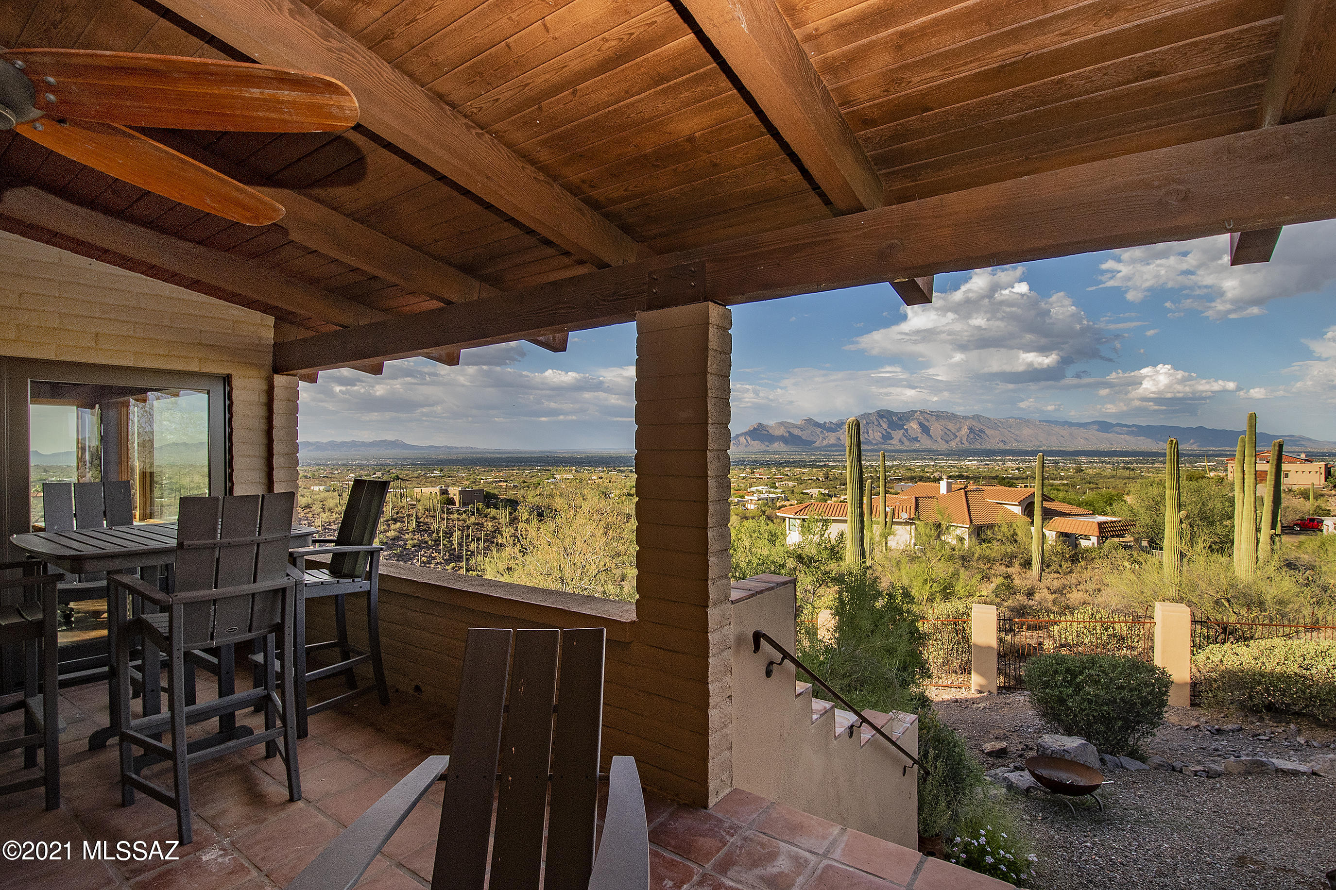 Vista De La Sierra De Dios - Residential