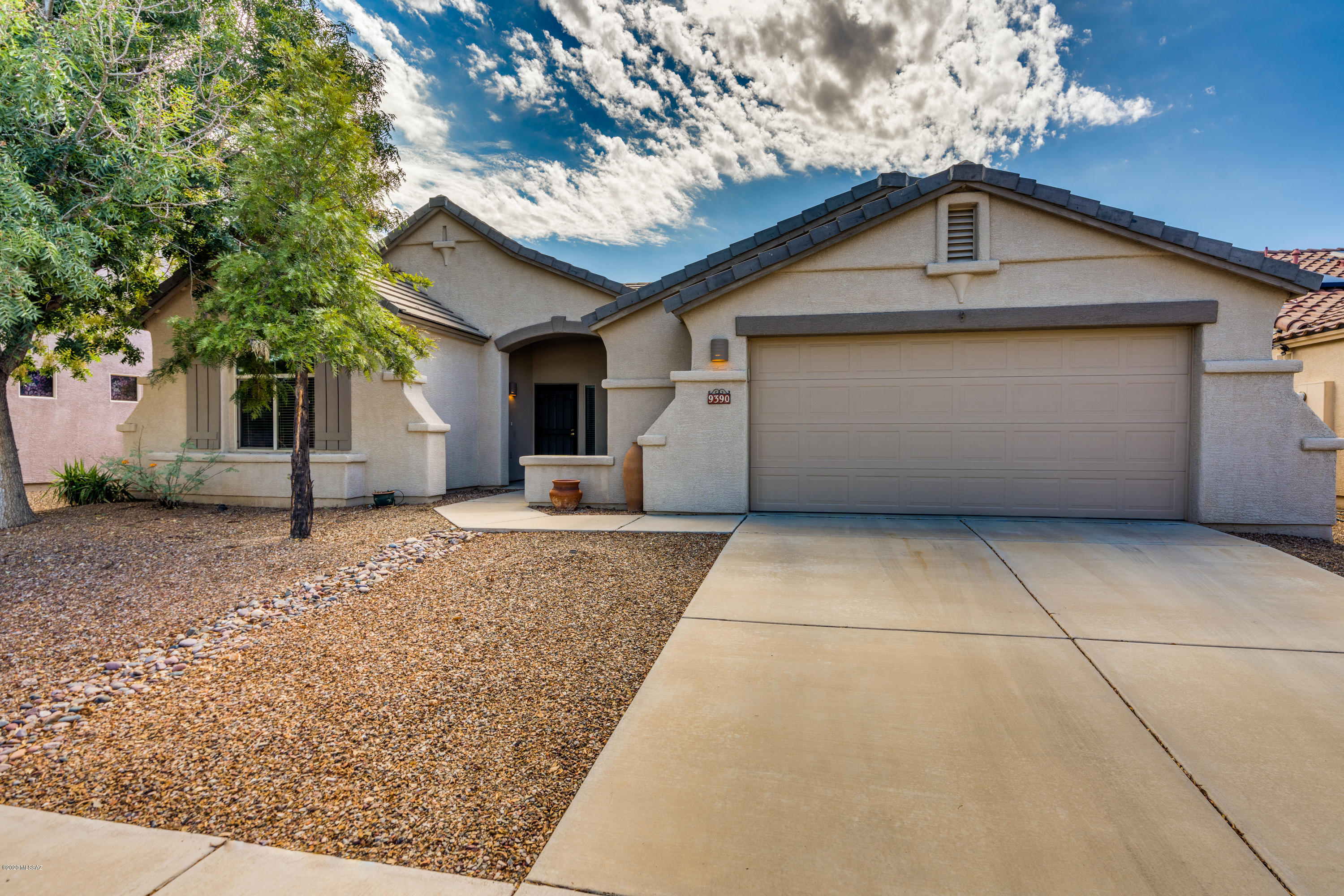 Very well maintained 3 bedroom 2bath home.  Large open kitchen/great room. Kitchen featuring island, stainless steel appliances, eat in breakfast area.  Large master bedroom with bay window, en-suite master bathroom featuring garden tub, shower, dual vanity and large walk in closet.