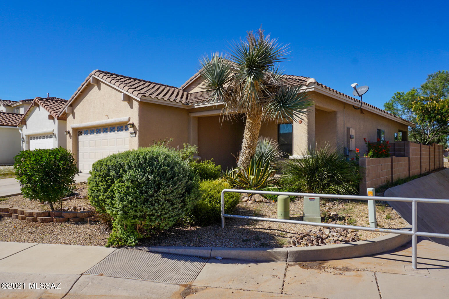 Wonderful 3bd 2ba home Spacious and Open great room floorpan. Located in popular Chaparral Village North.