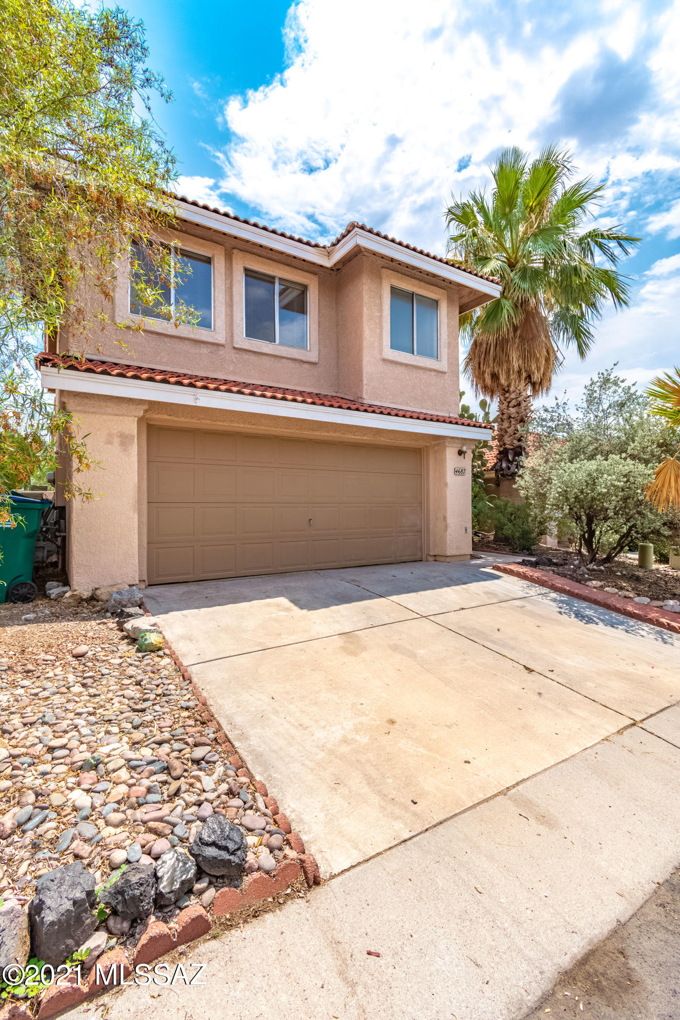 Spacious 5 bedroom home with a bedroom downstairs and 3 bathrooms. Two baths up and one bath down.  Mature landscaping with a full length back patio.Formal dining, living, family room off kitchen with breakfast area. Great location and lots of shopping and close to schools and I-10. Community pool. HOA pays for pool and common area, roads.