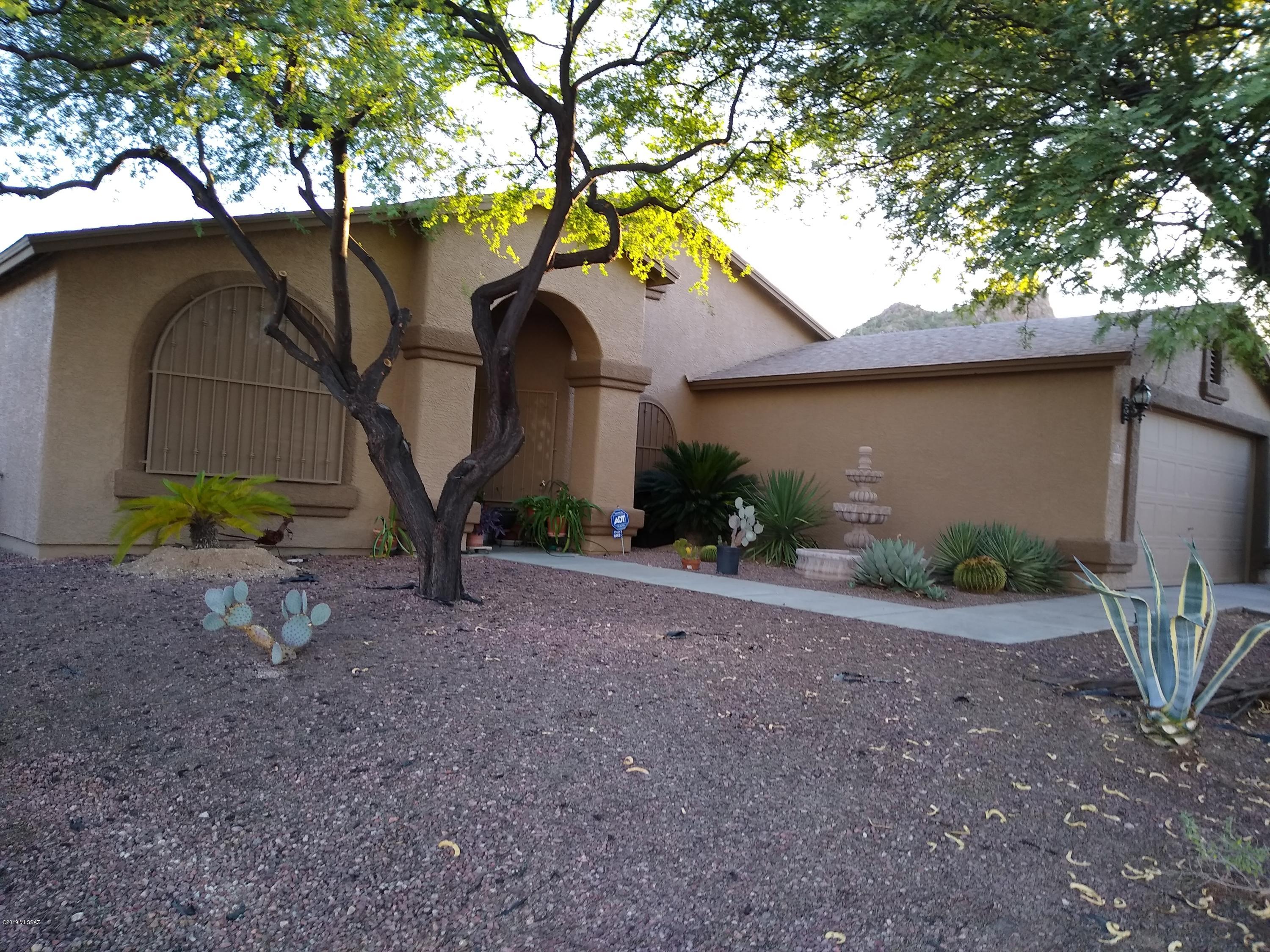 Large lot with amazing mountain view Spacious 3 bedroom home with eat in area and breakfast bar opens up to family room.Formal living and dining area.Vaulted ceilings,arched walkways and windows.Spacious master suite.Bring your buyer today.
