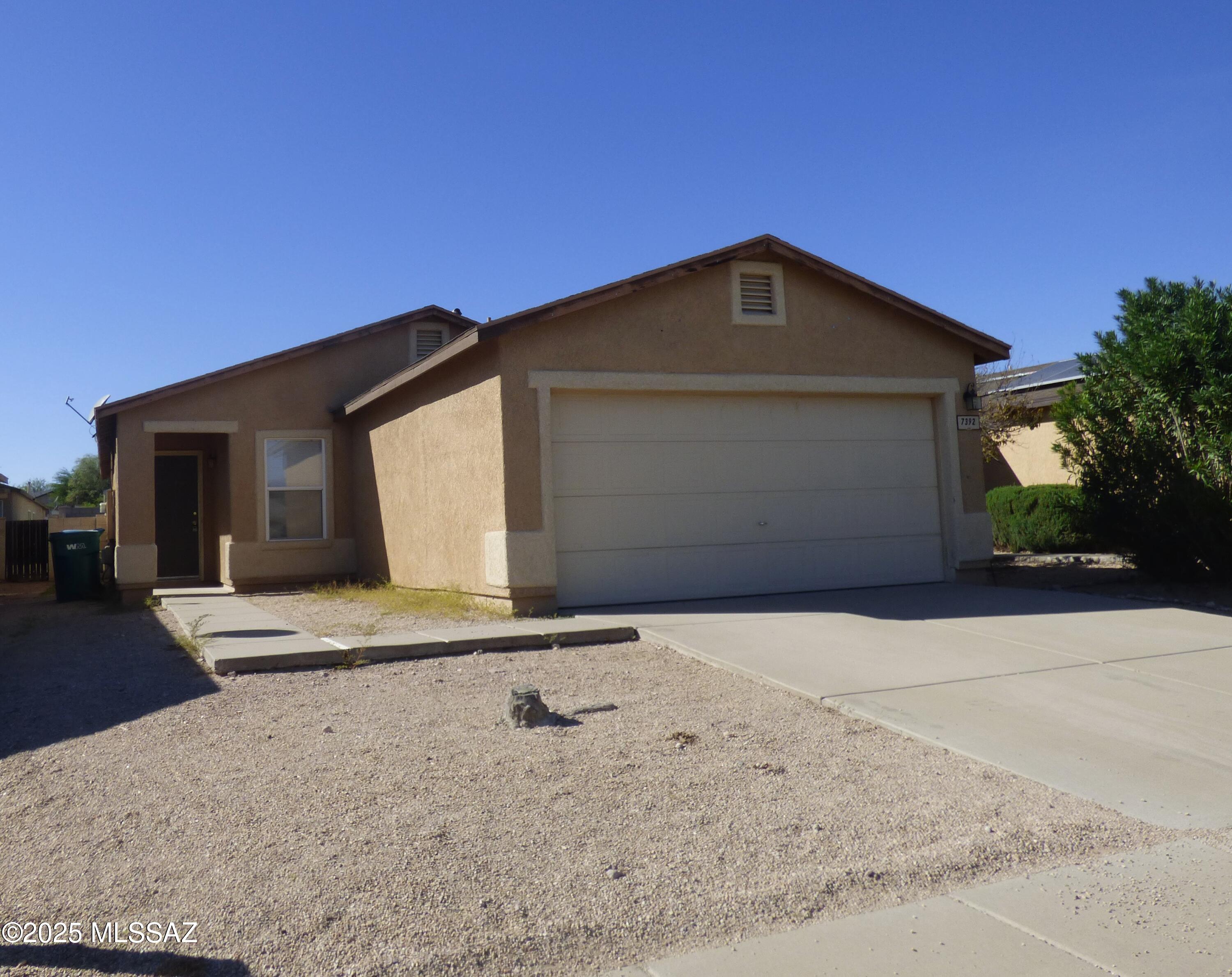 NICE 3BD/2BA HOME WITH DEN/OFFICE IN GREAT LOCATION NEAR MALDONADO ELEMENTARY SCHOOL.
HAS OPEN FLOOR PLAN WITH CARPETED BEDROOMS AND WOOD LAMINATE IN LIVING AREA, WALK IN CLOSETS AND LARGE LAUNDRY ROOM. 
ENJOY THE SPACIOUS BACKYARD AREA.
MAKE THIS YOUR NEW HOME TODAY!
(Washer/Dryer to be installed)