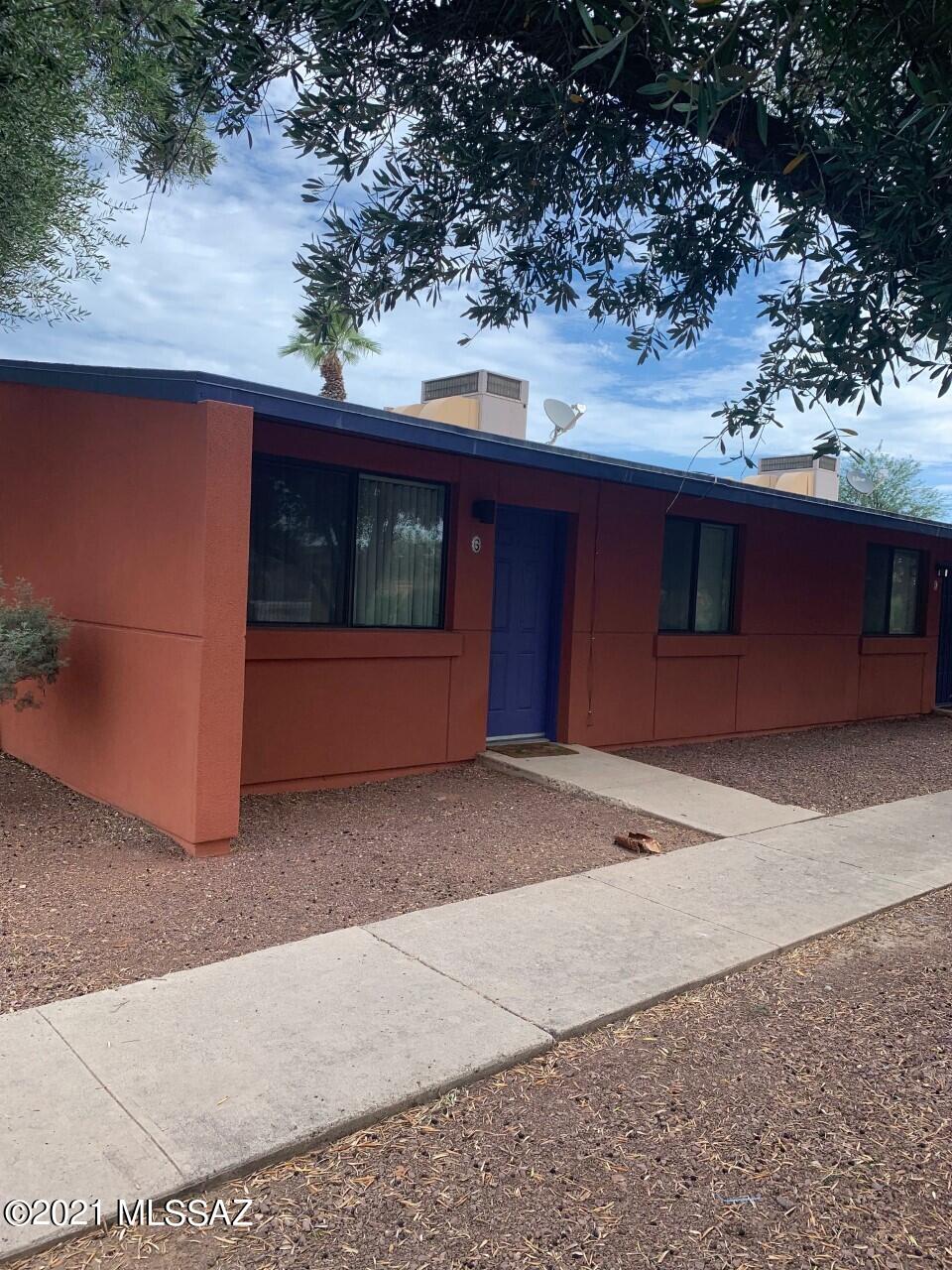 Cute 1BR/1BA Condo with small private yard in the Sunset Foothills condo community which offers beautiful grounds that include pool, spa, basketball courts, covered Ramada with grills. This rental has a fridge, stove, dishwasher, and microwave, plus a W/D in unit. Gated community close to Pima West, Shopping, and I10. Call to schedule a viewing 520-623-2566.