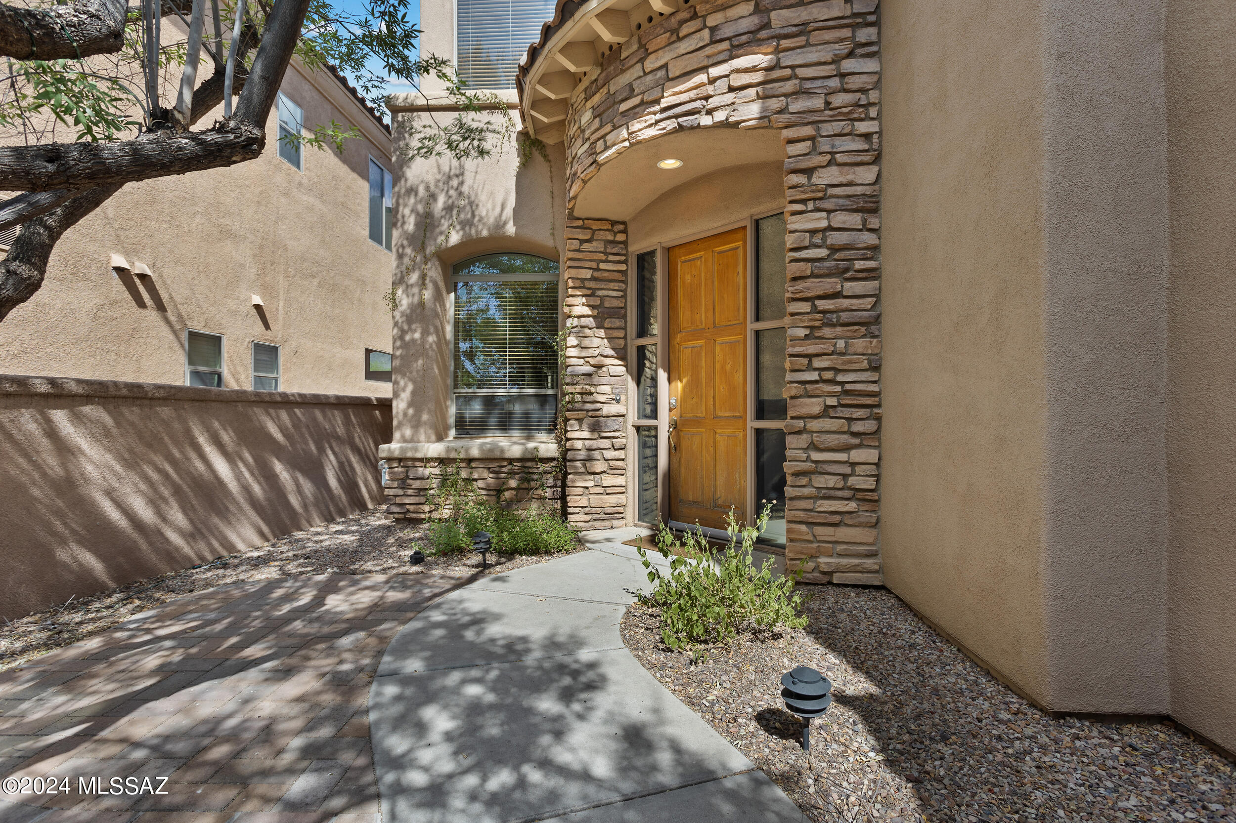 Beautiful remodeled 3bd 3 ba home in the premier gated community of La Paloma. White oak floors, Cantera fireplace, beautiful new kitchen, huge vaulted ceilings, large open living room with wall of custom cabinetry, marble bathrooms, lg loft space upstairs can be office/workout/play/media room with view of living room below. Large primary suite with his/hers walk-in closets. The backyard has extended patio with outdoor fireplace. The community has it's own pool maintained by the HOA. new a/c. All in close distance to restaurants, shopping. Catalina Foothills School District