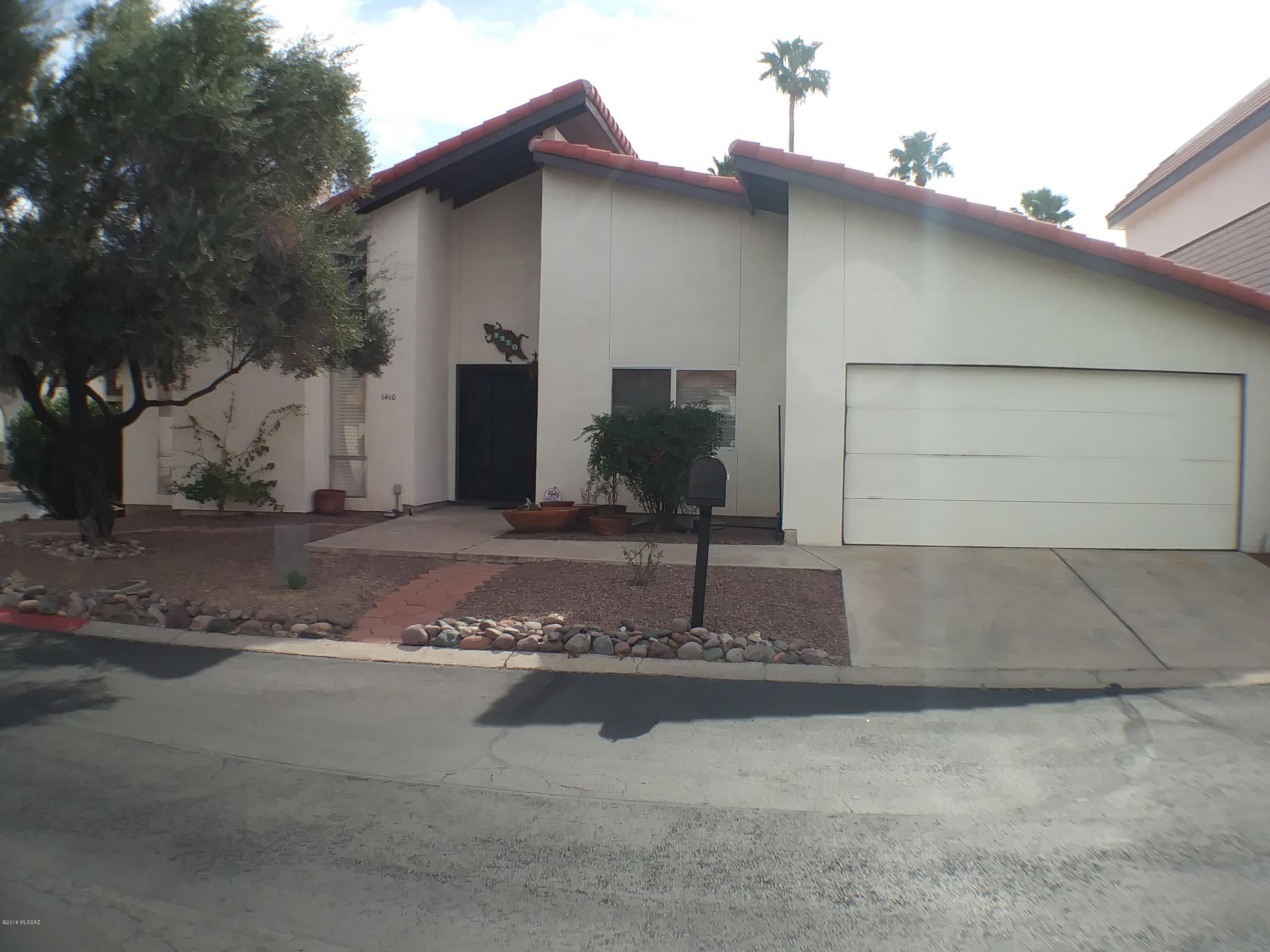 Beautiful spacious single story patio home in Dorado Country Club Estates. Enjoy golf, tennis, community pool/spa and even lake in the back. Dramatic great room w/vaulted ceilings, FR , ceramic/wood floors, 3bd, 2ba plus den, walk-in closets,private patio in master suite and so much more.
