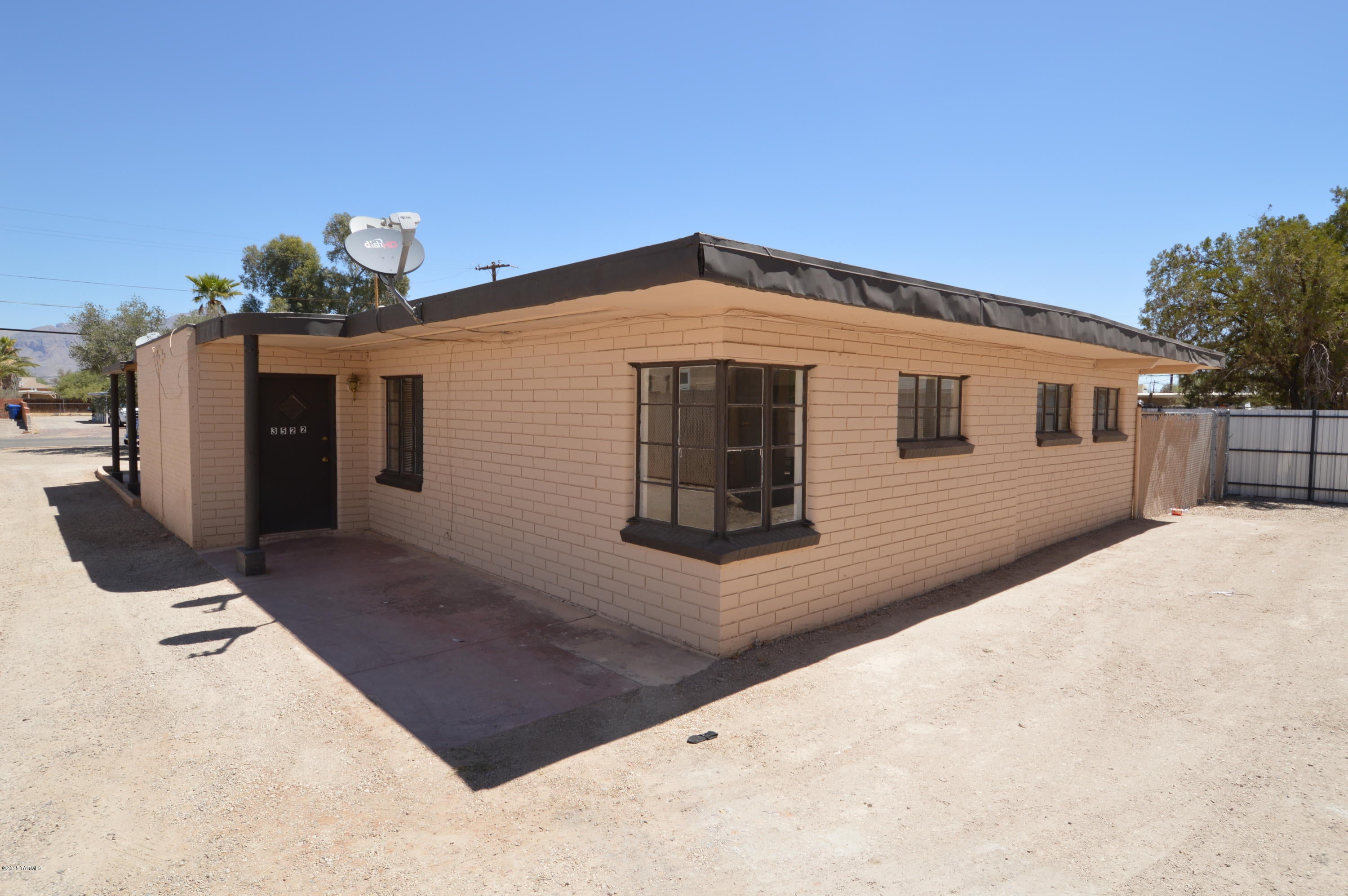 HUGE 2 bedroom town home style duplex. Big fenced yard for privacy and approved pets. Spacious living and dining areas. 2 BIG bedrooms with walk-in closets. Master cooled and central gas heat for year round comfort and economy. Separate laundry room with washer and electric dyer hookups. Quiet and secure near Glenn and Palo Verde. This one wont last long so CALL TODAY!!