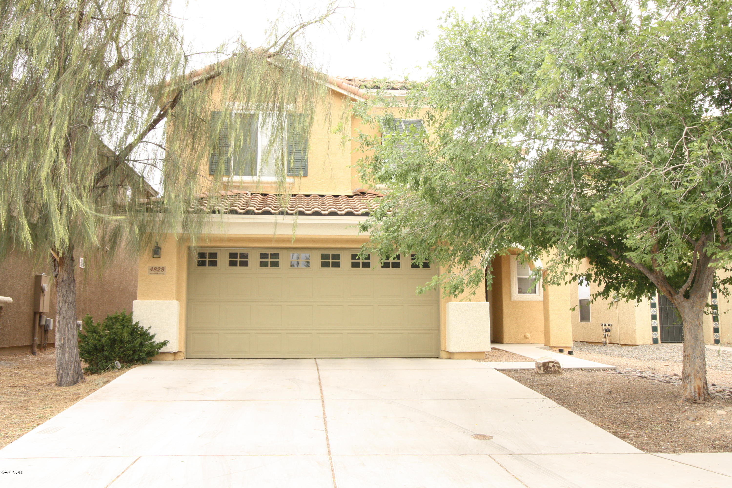 This LIGHT & BRIGHT 4bdr/2.5ba home is minutes to I-10 and close to Davis-Monthan and Raytheon. Spacious kitchen w/loads of cabinet/counter space, dining room, spacious living room, with 1/2 bathroom downstairs. Upstairs you can find the bedrooms and full bathrooms. Fenced in yard! Call today! 

*Tenant occupied till 12/31/19*