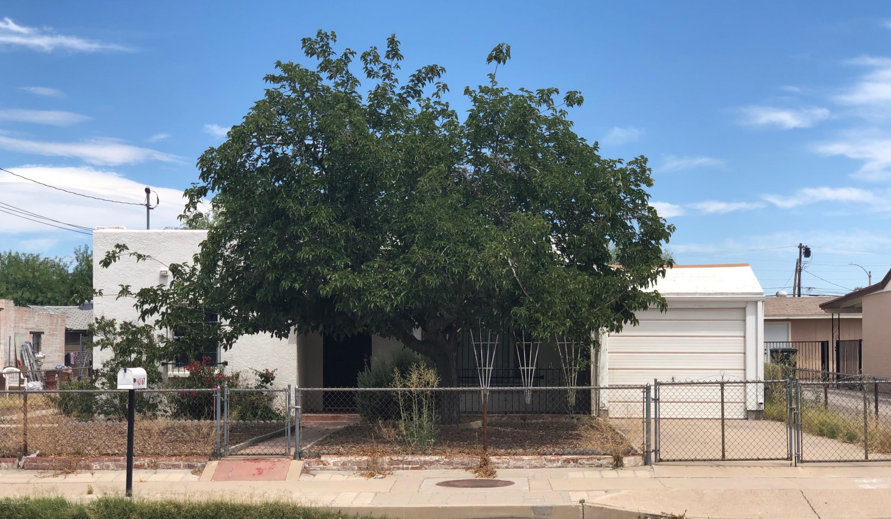Short sale, investor special! This 2 bedroom/1 bath home has a lot of potential! 1267 sq ft on a large lot with no HOA! Back bonus room has been permitted! Home is being sold as-is, no repairs will be made by seller. Buyer to turn on utilities if required for inspections.