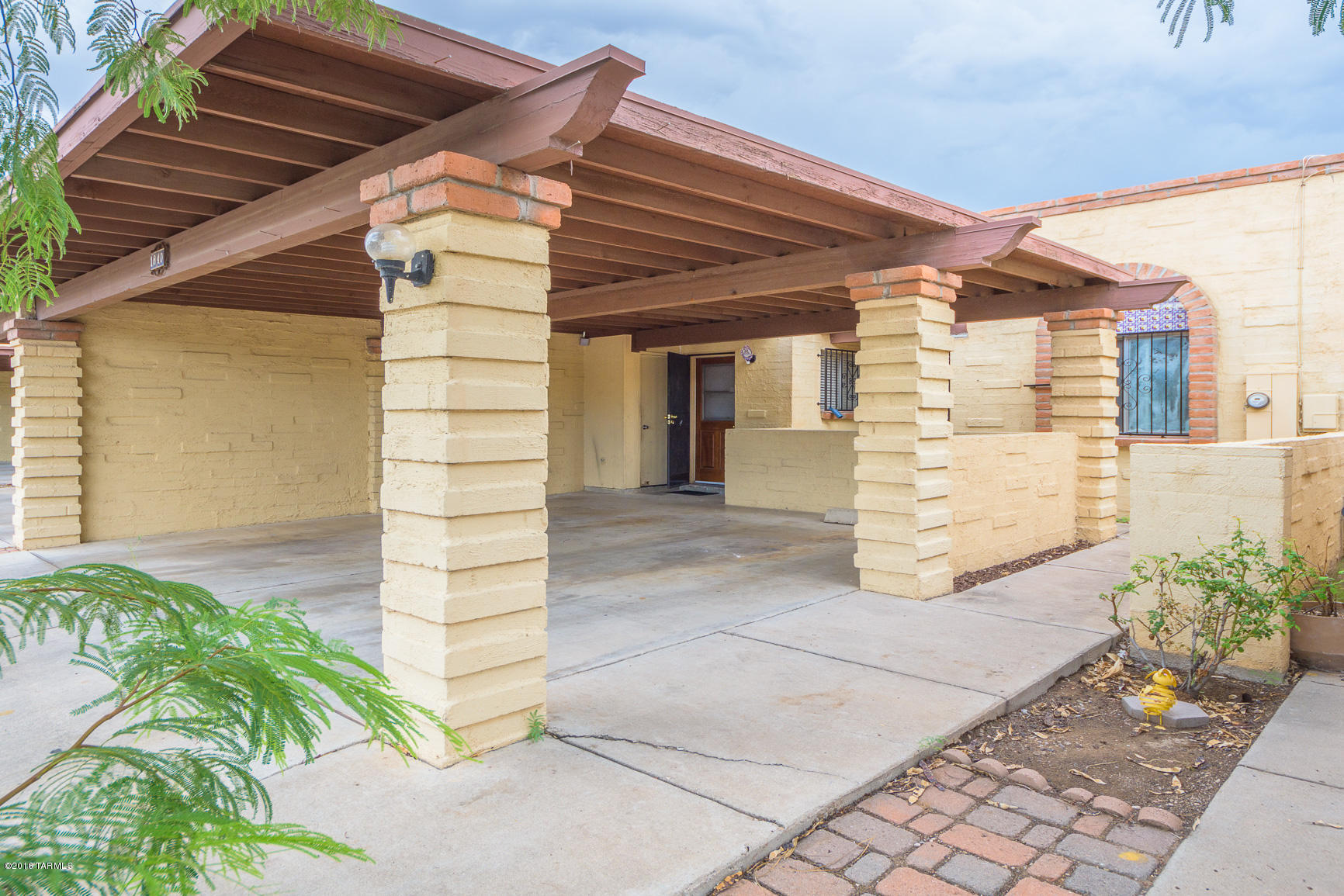 Town Home near Campbell & Irvington. This home has ceramic carpet flooring. Nice walk-in Kitchen. Private Backyard setup to entertain, good value, easy show