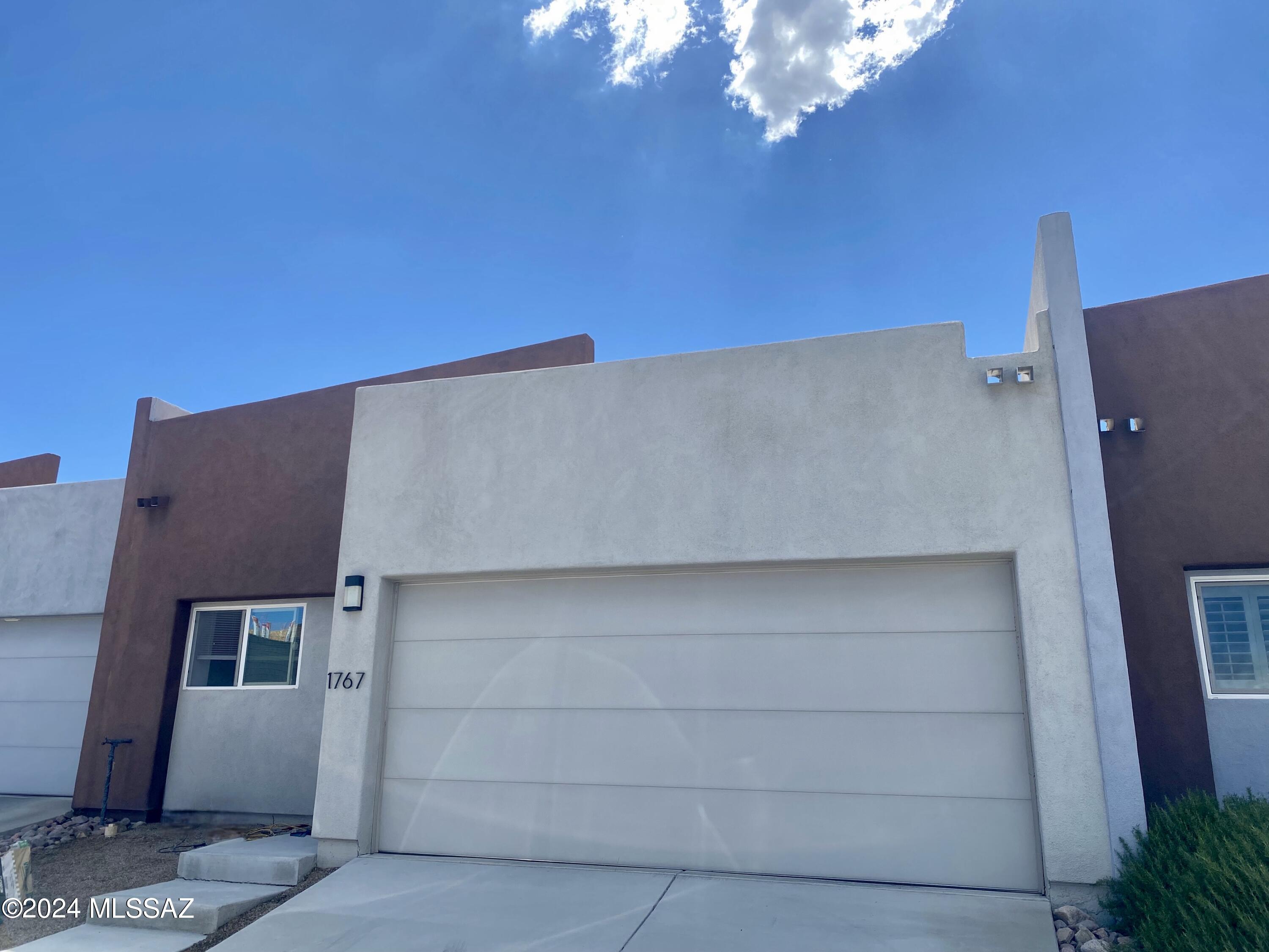 Conveniently situated townhome in the heart of Nogales, AZ, offering easy access to restaurants, clinics, grocery stores, and gas stations—all within walking distance.