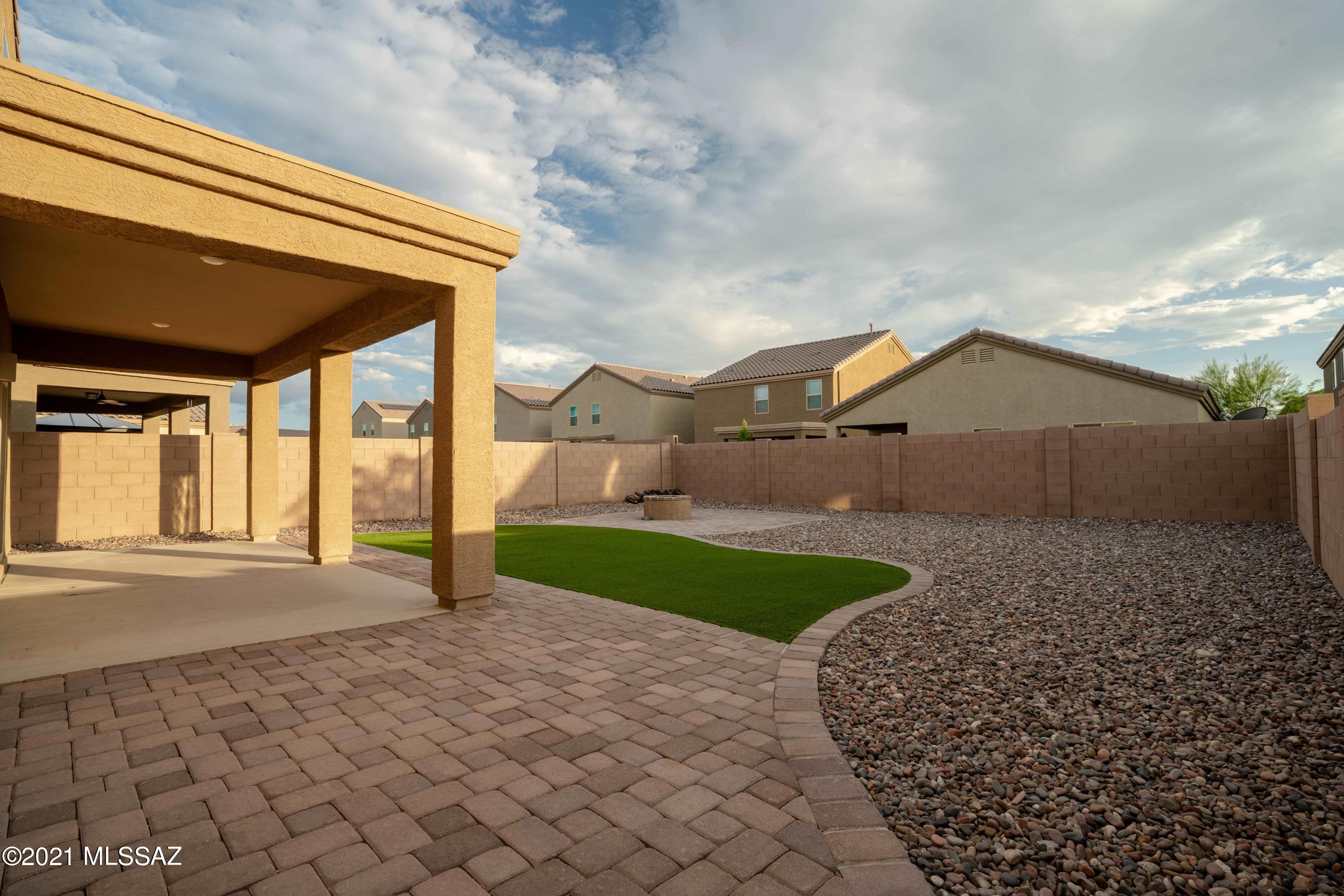 Vista Del Lago Norte SQ20140780198 - Residential
