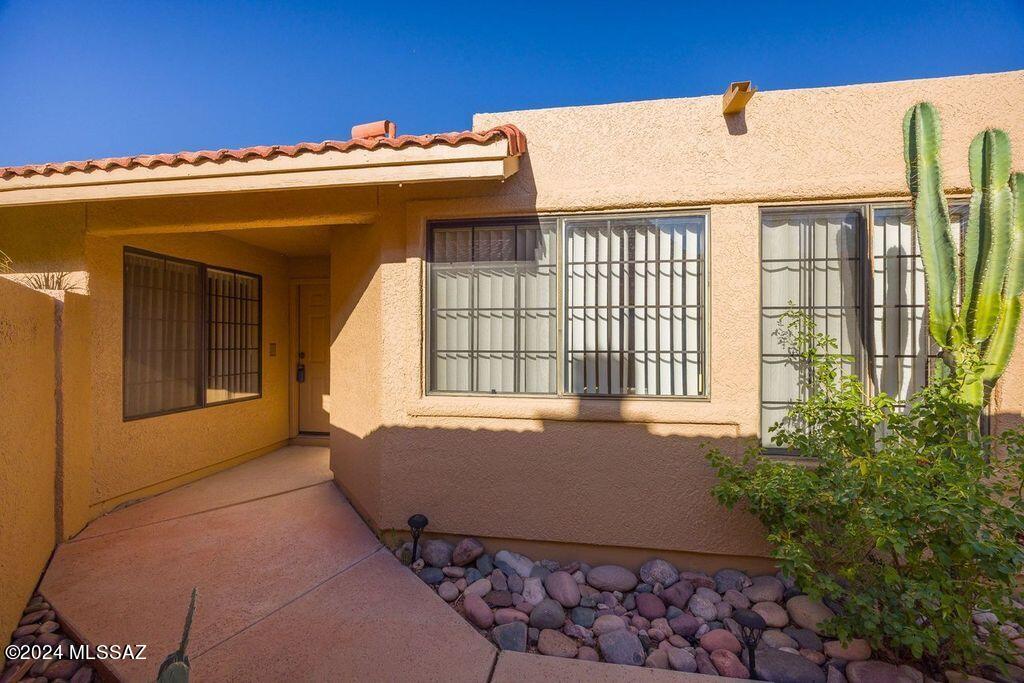 Quiet Oro Valley subdivision and a great cul-de-sac lot with privacy and Catalina Mountain View. This is a very clean 2 bedroom plus den with 2 bathrooms, eat-in kitchen plus formal living/dining which has two way fireplace. Fantastic location with nearby shopping, restaurants, parks, and more. The sparkling community pool and spa are just steps away.