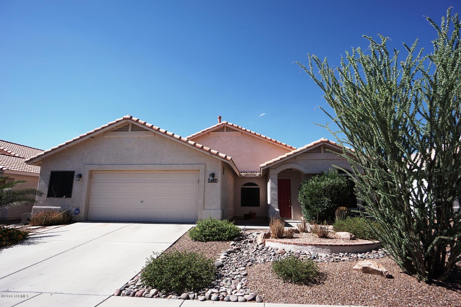 Eastside beauty, single story, 3 bd/2 full bath, pool, den/office and 2.5 car garage in charming neighborhood. Formal dining/ living room, high ceilings, carpet/ tile flooring. Great kitchen with island, gas range, counter seating opens to cozy family area. Large Master suite with separate garden tub/shower and spacious walk in closet. Relax and enjoy your personal oasis with covered patio, gated sparkling pool/spa with extended seating area. W/D hook-up, TUSD schools. Enjoy easy care living. (22nd St/Houghton)