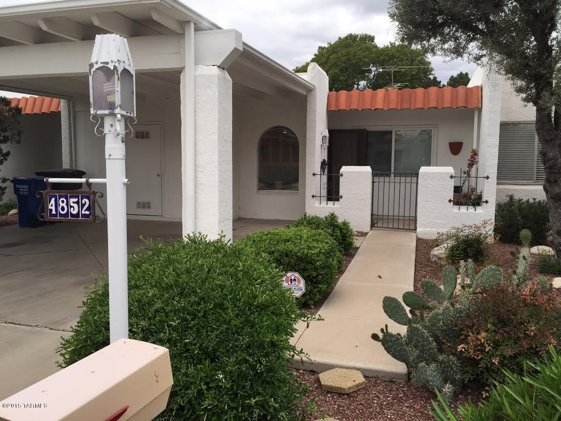 Perfectly located next to the Fort Lowell Historic District, this end unit townhome will delight.  Impeccably maintained with beautiful updated flooring.  Featuring 3 bdrms or 2 bdrms plus den, large open living/dining, eat in kitchen and spacious master suite.  The outdoor space is generous and includes a covered patio.  Close to the community pool and walking distance to restaurants and shopping.  This is the perfect property for year round or seasonal residents.