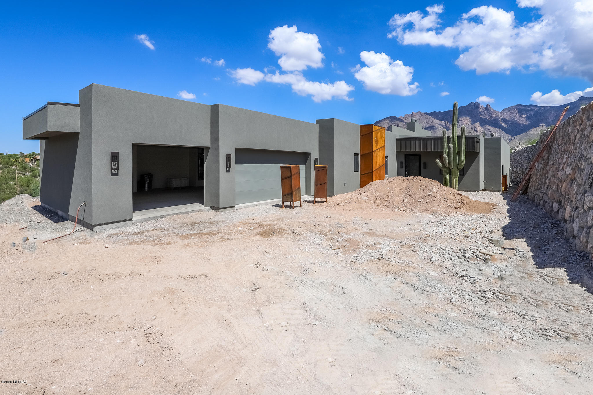 Tucson's most exclusive private neighborhood tucked away in the Catalina Foothills 
Privacy gate to your gorgeous contemporary home
Highest Quality finishes and workmanship
Minutes from Shopping and local businesses 
360 degree views of the magnificent Tucson City Lights and Catalina Mountains 
Brought to you by Bartholomew homes!