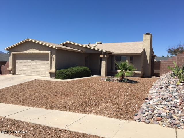 Lovely open/bright spacious floor plan, North/South orientation, no steps, new carpet, tiled floors, vaulted ceiling, fans, fireplace, walled-in masonry yard, some mountain views, adjacent to the beautiful community pool/spa, picnic area, move-in ready condition.
