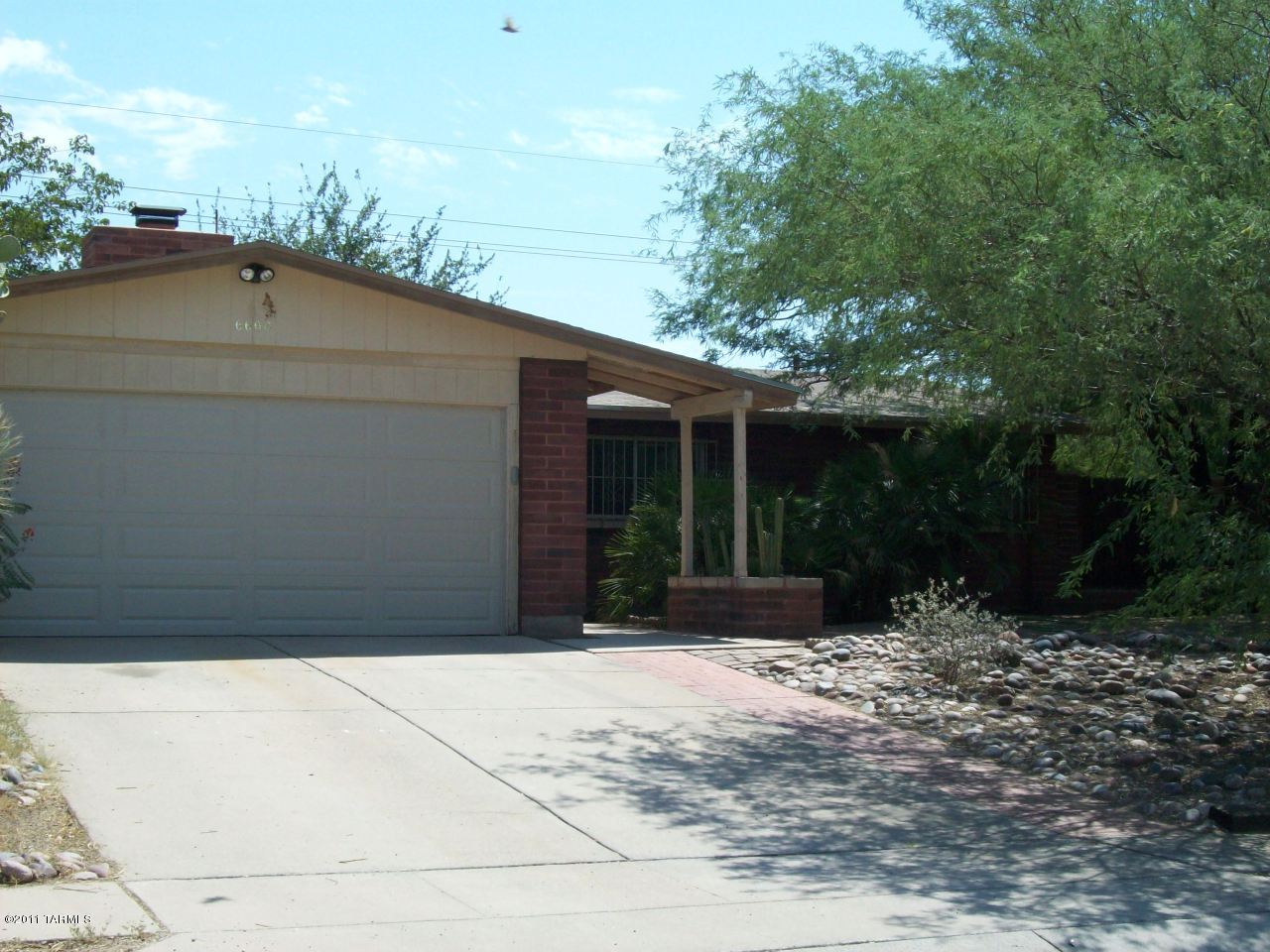 Rental listed with Jennifer Tillman, Copper Rose Realty, REALTOR/Property Manager.
With its open feel, fresh paint, security doors, garage door and updates galore, this 3br 2ba, 1263 sq ft home has all you have been looking for. The home sits on a corner lot and has a huge backyard. There are stereo hook ups for surround sound, fireplace and huge wall mount A/C that cools the dining area, family area and kitchen. French doors lead to backyard with covered patio. This home is close to everything. Raytheon park and ride, bus stop, both elementary and middle school bus stops, Costco, restaurants and shopping, with easy freeway access. W/D provided but are as is.