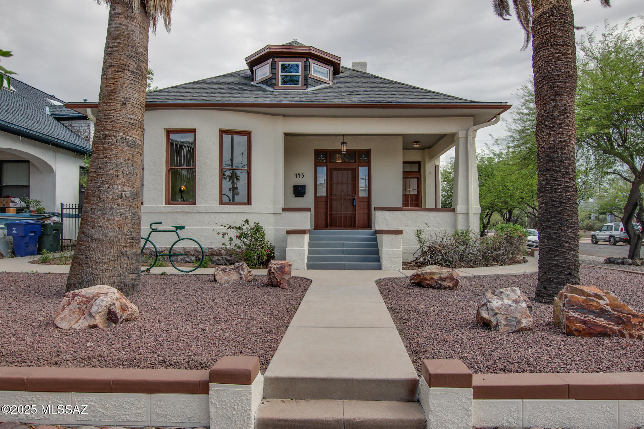 Charming1930 bungalow immediately across from Time Market
