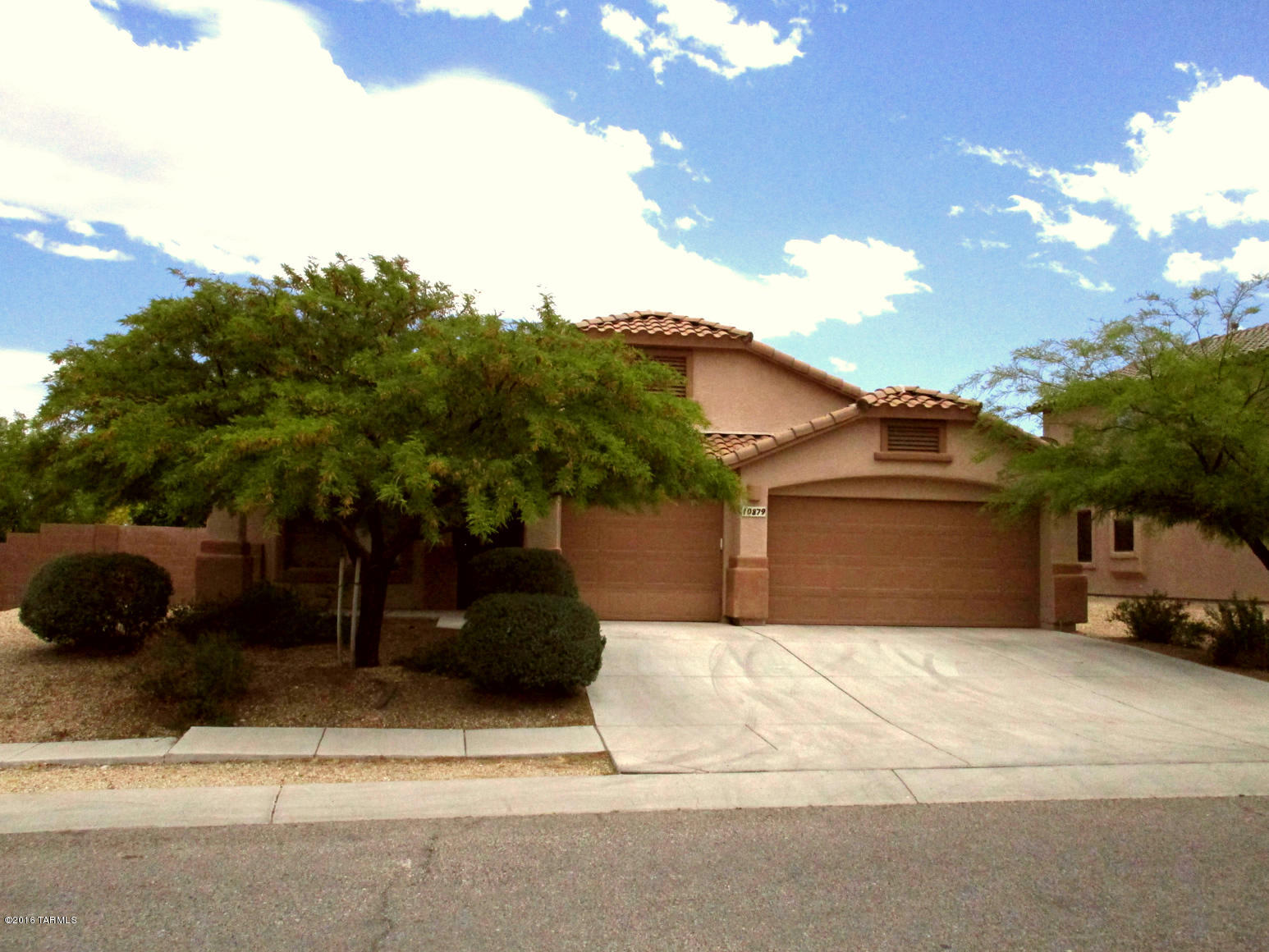 Nice 4 Bedroom 2 Bath Home with Pool and 3- Car Garage in the Award Winning Vail School District. Large Formal Living/Dining Room. Open Kitchen with Lots of Cabinets, Counter Space, Pantry, Island Bar and Dining Area. Family Room off Kitchen has Fireplace and Access to Back Covered Patio and Backyard. Separate Fenced Pool Area. Lush Green Grass, Rose Bushes, Shrubs and Mature Shade Tree. Pool Service Included. All Pets Must Be Pre-approved with Extra Deposit.