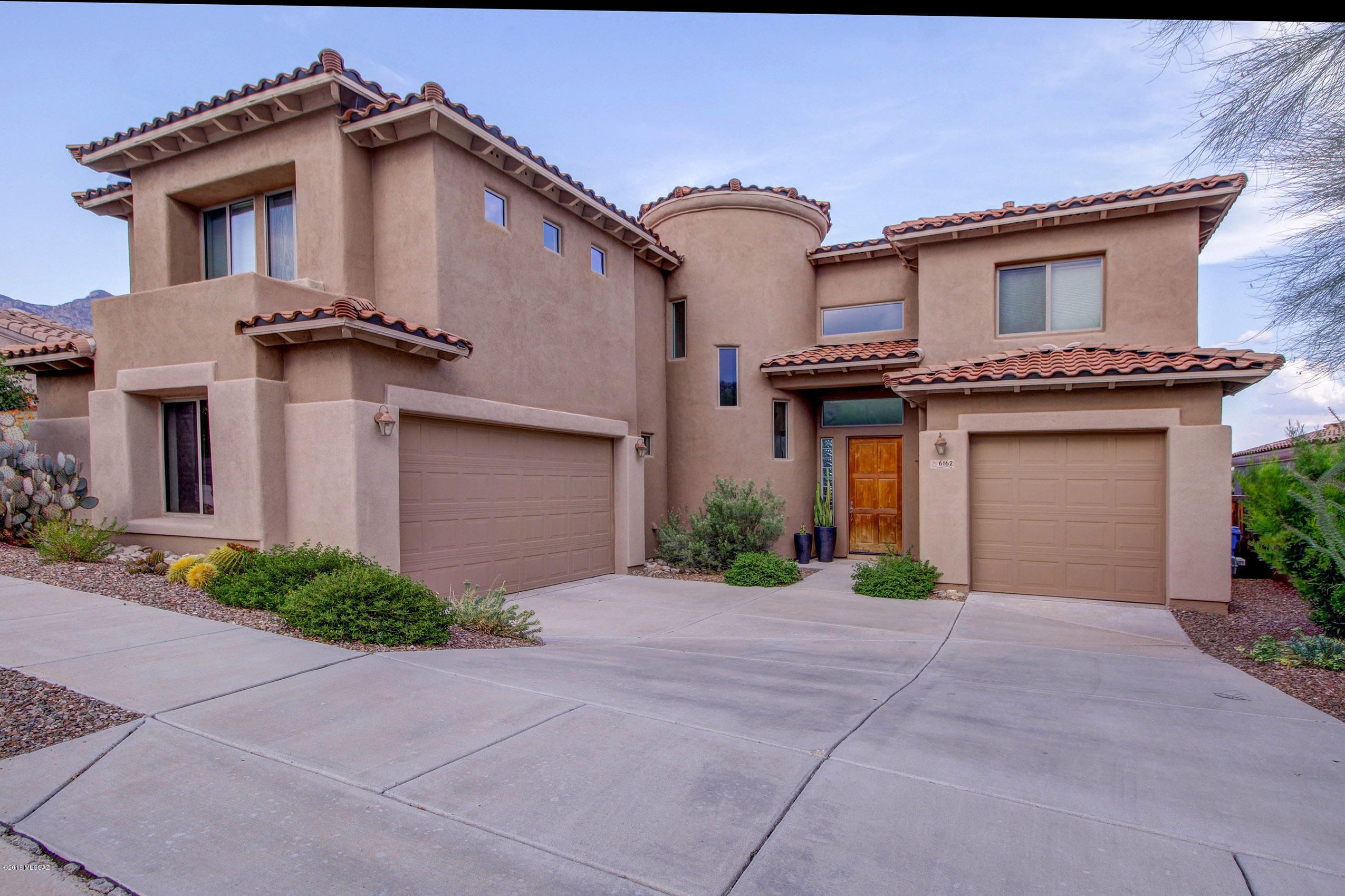 STUNNING, CONTEMPORARY ON THE GOLF COURSE,DRAMATIC HIGH CEILINGS,EXQUISITE LIVING RM & DINING RM,OAK STAIRCASE,WALLS OF WINDOWS,GOURMET KITCHEN W/BEAUTFUL GRANITE COUNTERTOPS,UPGRADED STAINLESS STEEL APPLIANCES,BRKFST AREA,FAMILY RM W/FIREPLACE,17 INCH TILE FLRS,FRENCH DRS,4BDR+BONUS/GAME RM,MSTR W/LUXURIOUS BATH,DECORATOR TILE COUNTERTOPS,LRG WALK-IN CLOSET,UPSTAIRS DECK,EXPANDED FLAGSTONE PATIO,3 CAR GARAGE,GATED COMM,VIEWS!