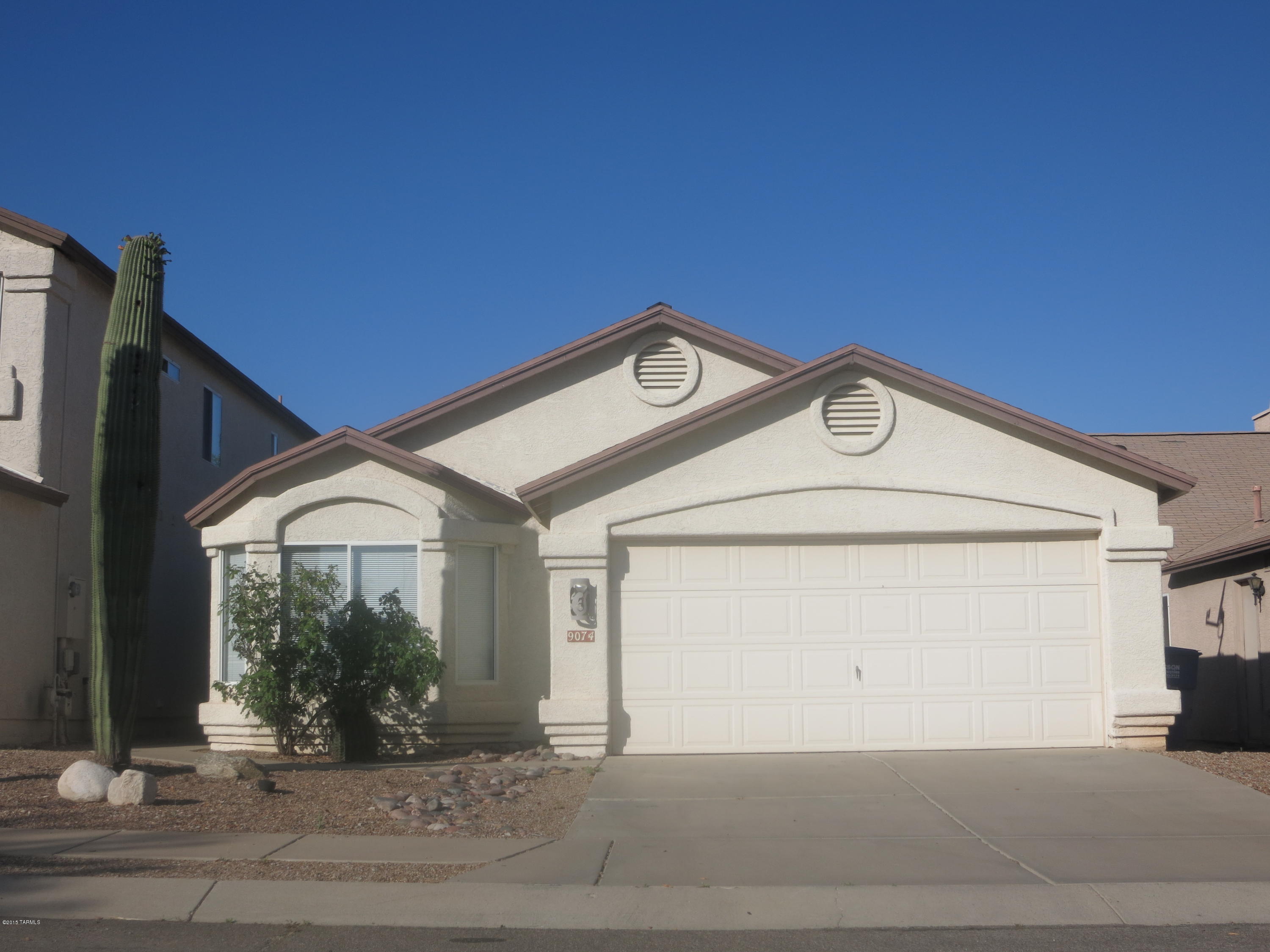 APPROVAL PREVIOUSLY ISSUED! LIST PRICE APPROVED BY LIEN HOLDER AND INVESTOR! Wonderful home situated in coveted Silver Pass Subdivision out in beautiful Rita Ranch! Home features vaulted ceilings, split floor plan, dining room, laundry room, large eat-in kitchen, master bath tub  with separate walk in shower, large walk in closets, covered patio, and two car garage! Property is situated in the elite Vail school district!