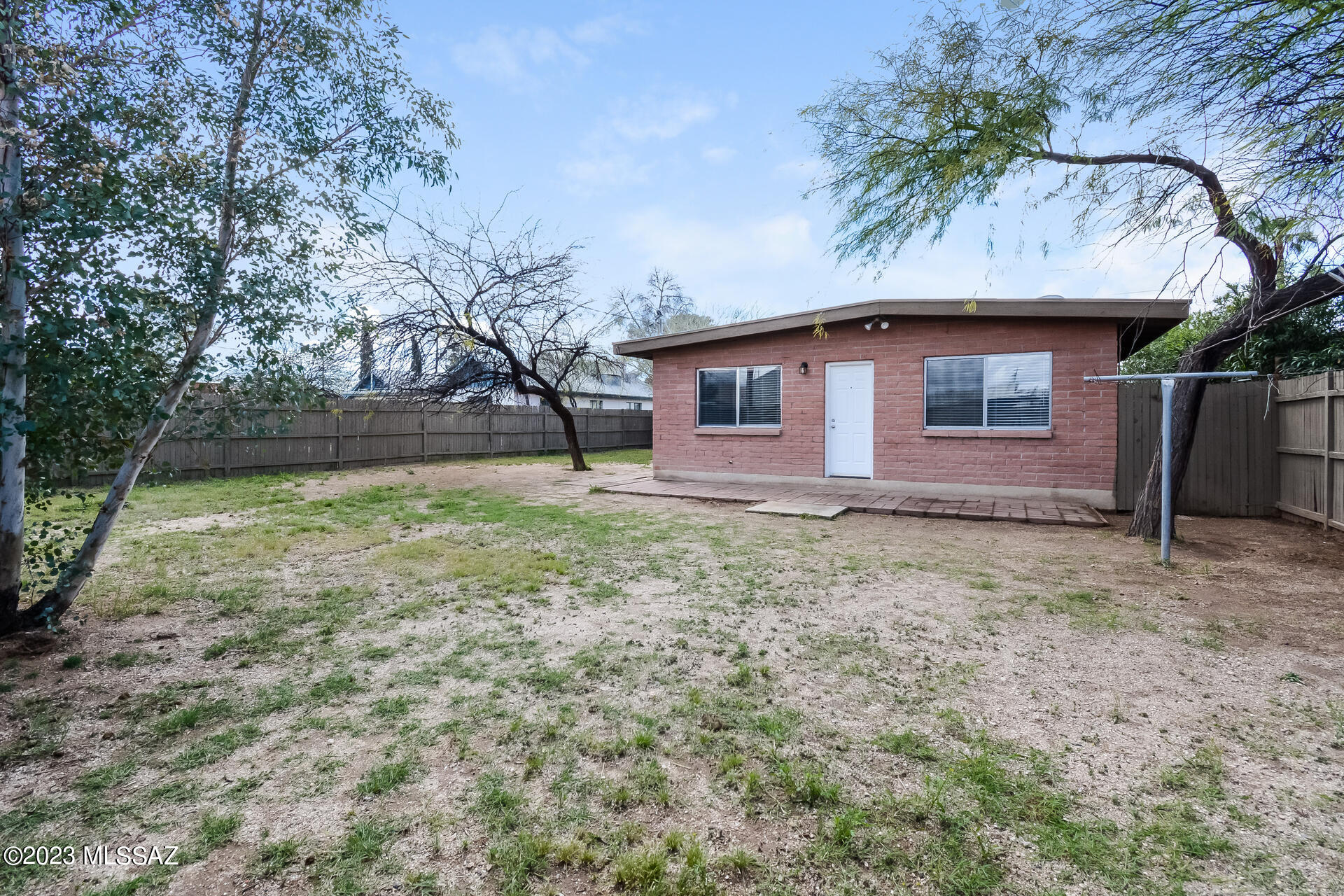 Country Club Manor - Residential Lease