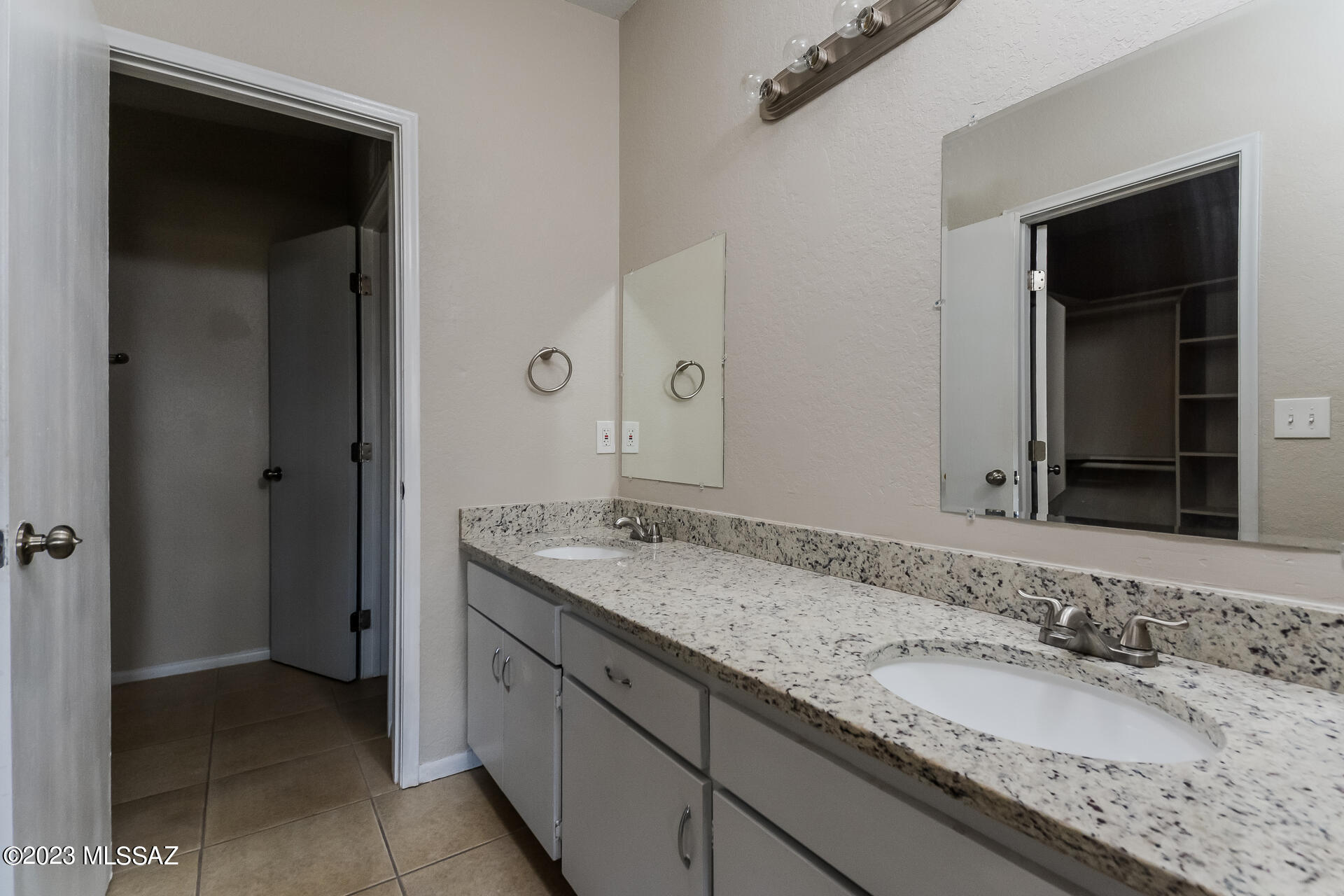 Country Club Manor - Residential Lease