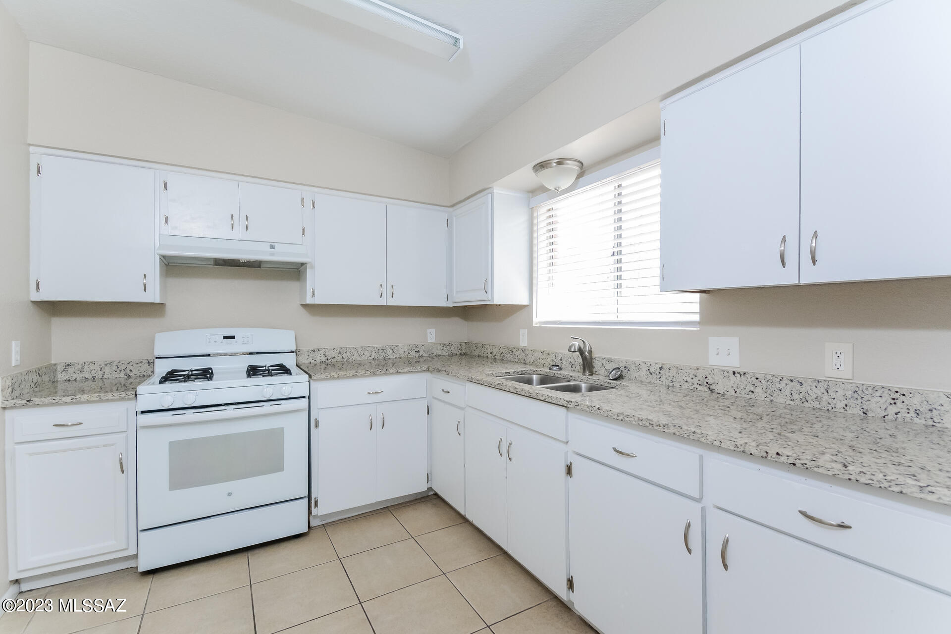 Country Club Manor - Residential Lease