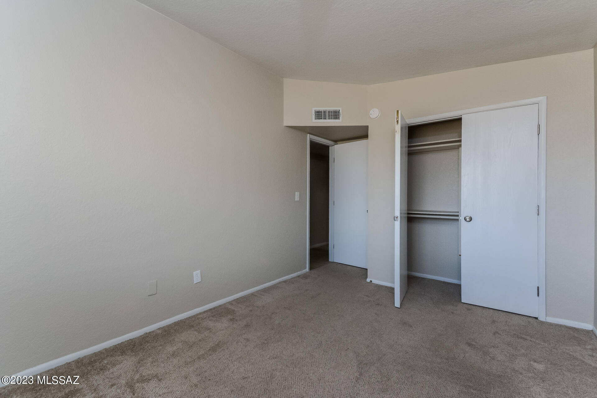 Country Club Manor - Residential Lease