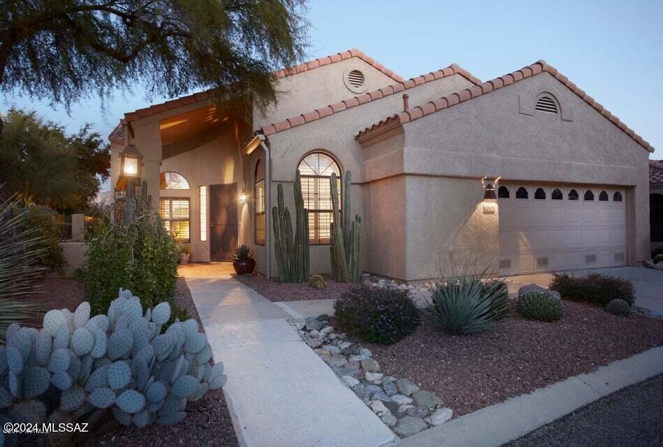 Wonderful Ventana Canyon Golf Villa on a premium lot bordering common area on the perimeter of the community. Gorgeous Mountain and Thimble Peak views. Oversized porch with beautifully landscaped yard. The large outdoor space including an outdoor Fireplace and Built in BBQ. Saltillo tile throughout. 3 bedroom + Den. Vaulted ceilings, with Updated Kitchen and baths. A very special home in a very special setting. Guest parking right next door.