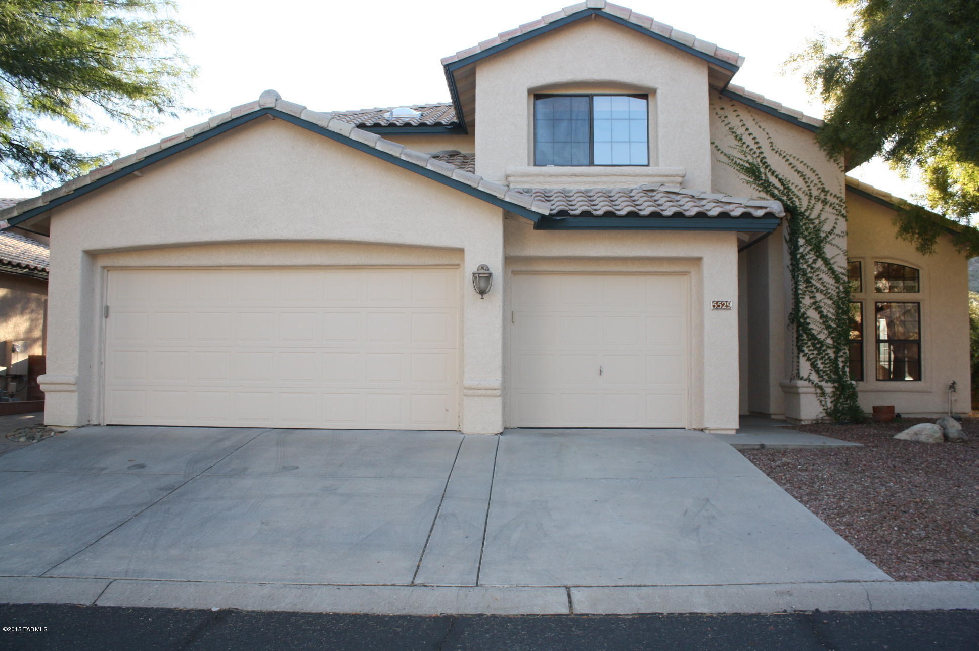 Gorgeous 4BD/3BA home located in the Catalina Foothills.  Terrific and sought after floor plan features open kitchen/family room, 1BD and 1 full bath downstairs, laundry room with washer/dryer included, laminate flooring, living & dining room.  Large master suite upstairs with a private patio, walk-in closet, garden tub and separate shower, duel sinks. Beautiful gated pool, views and privacy in the backyard.  Three car garage.   This is a must see!  District 16 schools.