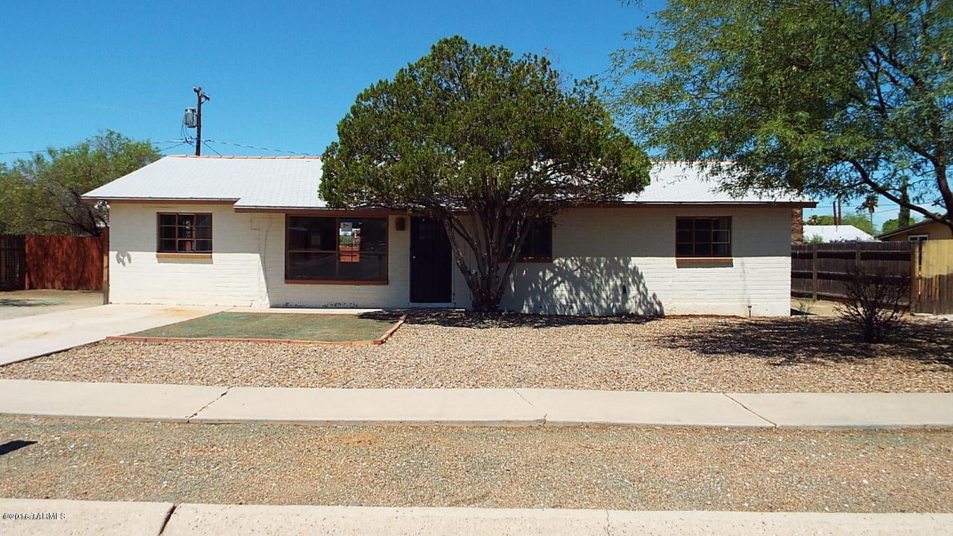 Charming 3bdr/2ba HOUSE with bonus room off the living room. Large cover patio with HUGE corrugated metal fenced backyard. Beautiful remodeled kitchen w with stainless steel appliances. Laundry room with hook ups off the kitchen. 
House is minutes to Park Place Mall and Williams Center. Call office today! 

*Tenant occupied until 04/30/2021