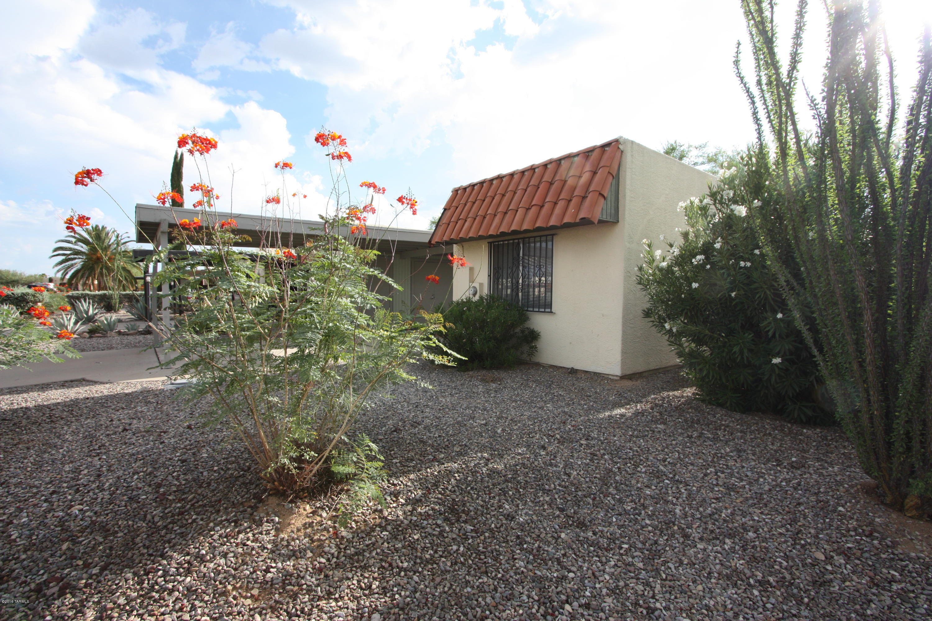 Single family town home in the adult retirement community of Casas Paloma 2 in the heart of Green Valley!